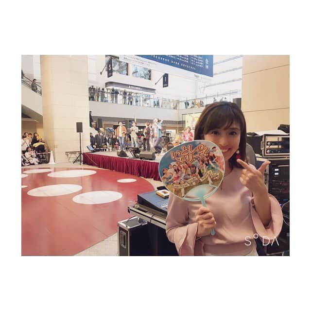 川口智美さんのインスタグラム写真 - (川口智美Instagram)「#クイーンズスクエア横浜 で開催 された #みなとみらい勝手にさくらフェスタ 大盛り上がりで終了しました🌸  #MC をご一緒させていただいた  #吉本興業 の #芸人 さん  #ジャンゴ のお二人と🎵 「川ちゃんも今日から #マイメン だよ🕶」と言っていただきw ノリが最高で、優しいお二人で よかったー✨  #お笑い好き の私としては 幸せなお仕事でした〜🎤 #サザンオールスターズ の #トリビュートバンド #いとしのエリーズ はじめ ご出演頂いた皆様 素敵な #演奏 を有難うございました🎺  #これはマイメンポーズなのかなw #MC3人全員はまっこ #吉本芸人 さん大好き #わざわざイベントに足を運んで会いに来てくれた方もありがとうございました #吹奏楽 #マーチングバンド」3月24日 23時29分 - horipro_satomikawaguchi