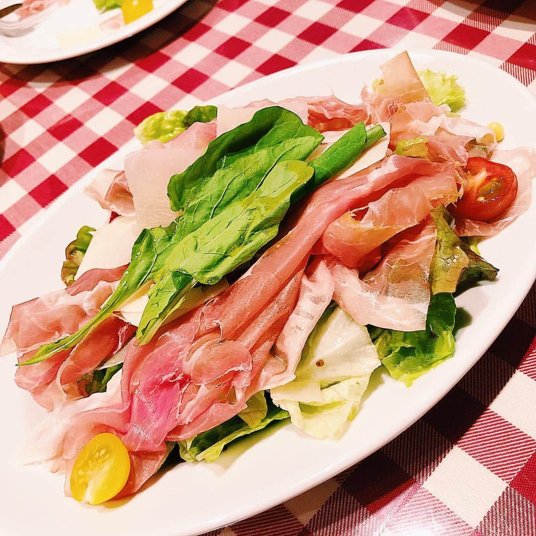 住吉史衣さんのインスタグラム写真 - (住吉史衣Instagram)「. . なんとなーく入ってみた🤤🍝🇮🇹お店の看板と📸 池袋「イタリアレストラン ギオットーネ」 ここが当たりで、安いのに美味しかったー😋😋❣️ 生ハム大好きだから“生ハムとチーズのサラダ”をたのんだんだけど、値段からしてどうせ生ハムはちょこっとしかのってないのだろと思ってたら、なんと大盛りの生ハム！！しかもおそらくプロシュート😍😍野菜も新鮮で美味しかったぁ♪ そしてこれまた大好きな“ラザニア”これも２人でも多いくらいの量と、ミートソースがたっぷりバケットが付いてきてたんだけど納得。ディップして食べてねってことね🙆‍♀️✨ミートソースにチーズとホワイトソースがよくマッチしてて濃厚でクリーミー。少し厚めのパスタとよく絡んでて😚👌でした💓 . . #池袋 ギオットーネ #池袋グルメ #ふーみん食べ歩き #食べ歩き #リーズナブル  #イタリアン #カフェ #パスタ #サラダ #ラザニア #チーズ  #italian #cafe #pasta #lasagna #salad #cheese  お肌休息日#すっぴん 😂 #食べるの大好き #日本酒好き #ビール好き #日本酒女子  #グルメ女子 #グルメ #食テロ #飯テロ #ビール女子  #instafood #instagood #gourmet .」3月24日 23時30分 - fumie_0426