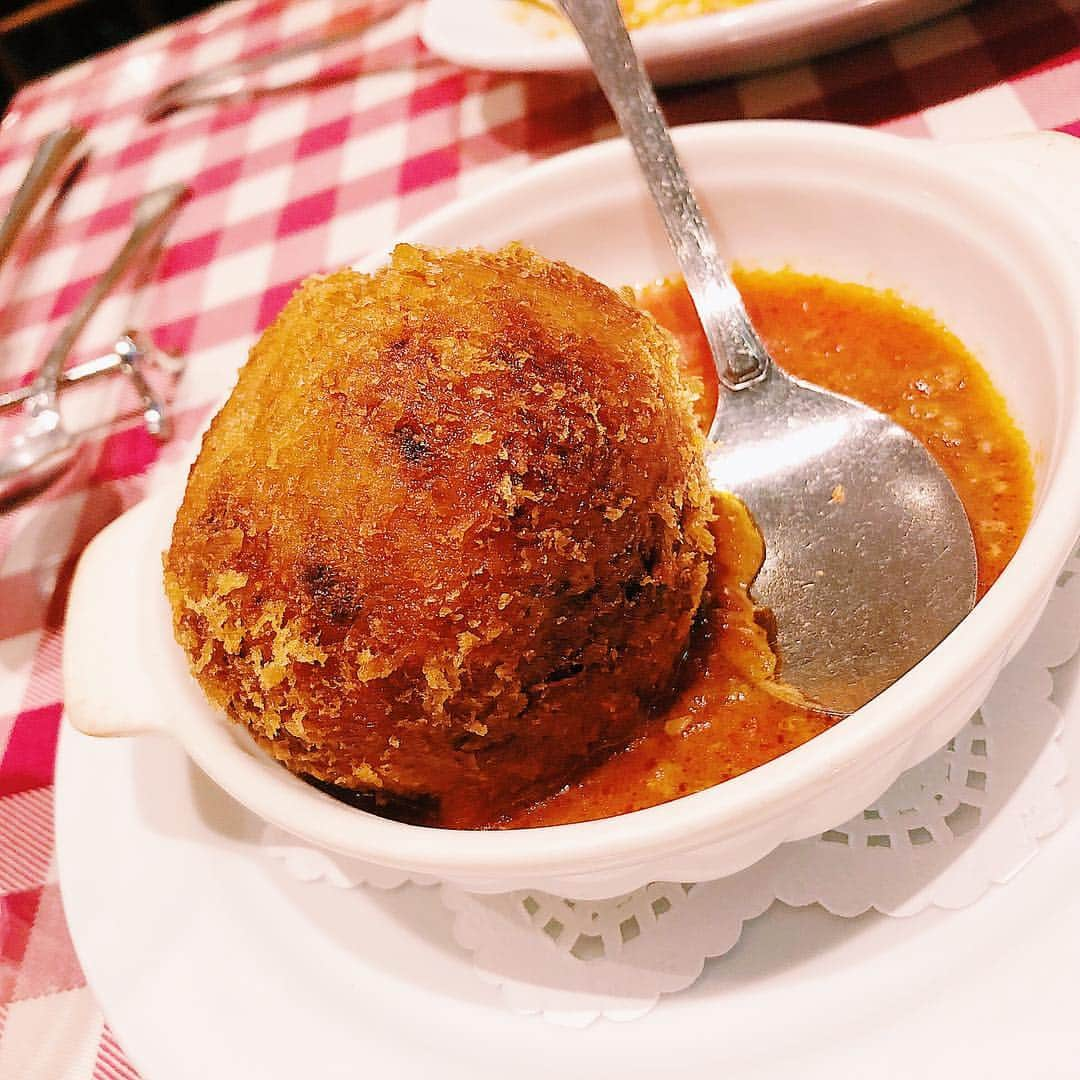 住吉史衣さんのインスタグラム写真 - (住吉史衣Instagram)「. . なんとなーく入ってみた🤤🍝🇮🇹お店の看板と📸 池袋「イタリアレストラン ギオットーネ」 ここが当たりで、安いのに美味しかったー😋😋❣️ 生ハム大好きだから“生ハムとチーズのサラダ”をたのんだんだけど、値段からしてどうせ生ハムはちょこっとしかのってないのだろと思ってたら、なんと大盛りの生ハム！！しかもおそらくプロシュート😍😍野菜も新鮮で美味しかったぁ♪ そしてこれまた大好きな“ラザニア”これも２人でも多いくらいの量と、ミートソースがたっぷりバケットが付いてきてたんだけど納得。ディップして食べてねってことね🙆‍♀️✨ミートソースにチーズとホワイトソースがよくマッチしてて濃厚でクリーミー。少し厚めのパスタとよく絡んでて😚👌でした💓 . . #池袋 ギオットーネ #池袋グルメ #ふーみん食べ歩き #食べ歩き #リーズナブル  #イタリアン #カフェ #パスタ #サラダ #ラザニア #チーズ  #italian #cafe #pasta #lasagna #salad #cheese  お肌休息日#すっぴん 😂 #食べるの大好き #日本酒好き #ビール好き #日本酒女子  #グルメ女子 #グルメ #食テロ #飯テロ #ビール女子  #instafood #instagood #gourmet .」3月24日 23時30分 - fumie_0426