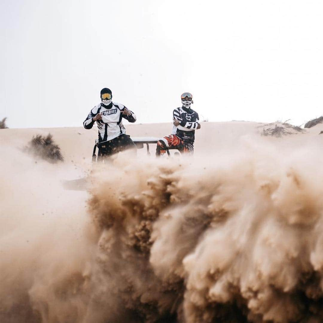 NE-YOさんのインスタグラム写真 - (NE-YOInstagram)「In the desert....much love to @extremeridersdxb for the 4 wheelers!! Had a great time! #Dubai #4wheelers  Photo cred: @creationsofla 🔥🔥🔥」3月24日 23時33分 - neyo