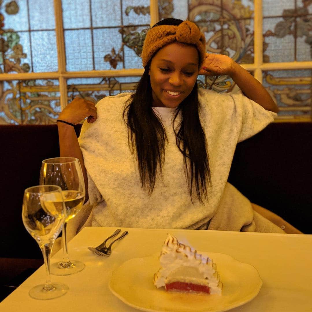 アジャ・ナオミ・キングのインスタグラム：「Wish I was waking up to one of these ...😋」