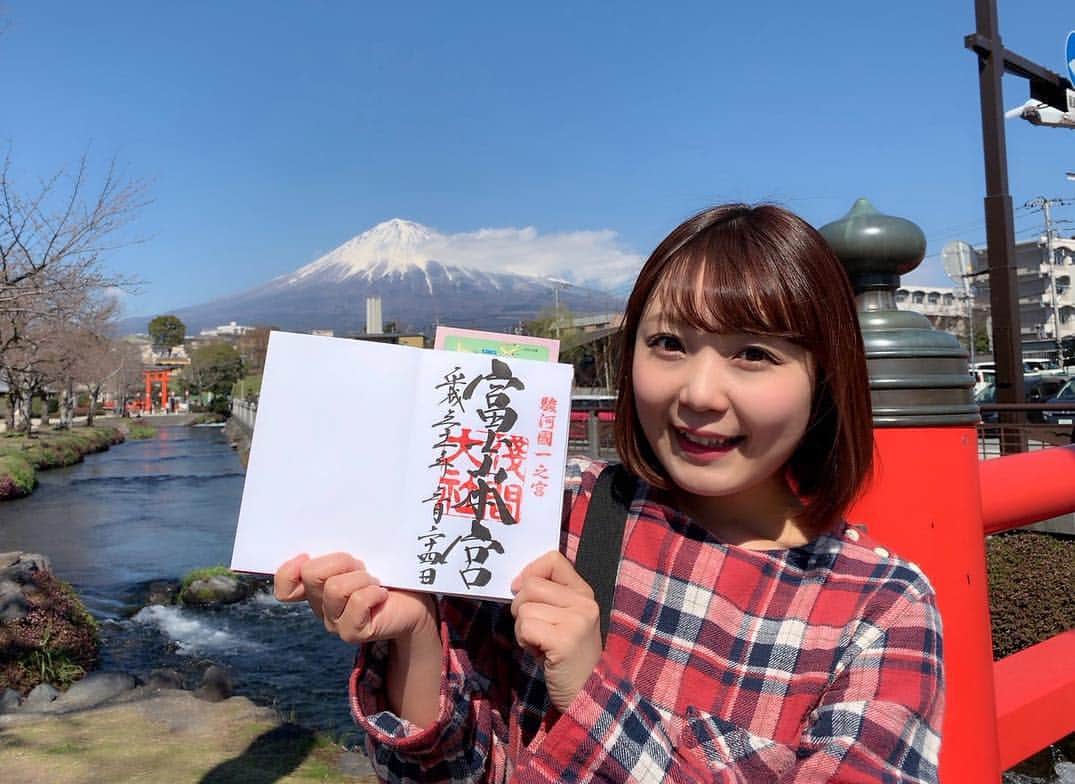 のインスタグラム：「大好きなパワースポット「富士山本宮浅間大社」に行ってきました🗻✨✨御朱印も戴いて、絵馬もしっかり書いてきました✨富士山パワー沢山貰ったので、またここから頑張ります🗻✨✨✨ #富士山 #富士山本宮浅間大社 #浅間大社 #MtFuji #静岡 #パワースポット #パワースポット巡り #寺社仏閣 #寺社仏閣巡り #御朱印 #御朱印ガール #絵馬 #アラサー女子 #BEAMS #photooftheday #JAPAN #japanesegirl #avex #avexmanagement #instagood #followme #ricashima #嶋梨夏」