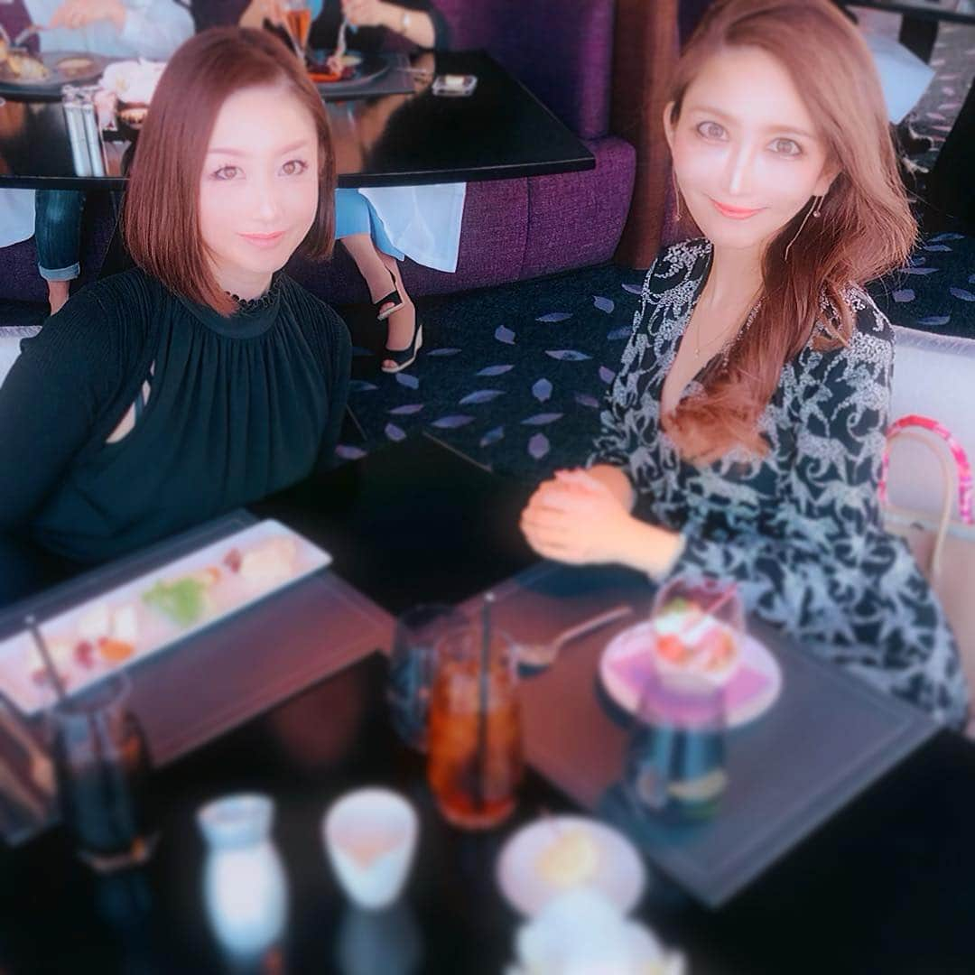 鈴木絢子さんのインスタグラム写真 - (鈴木絢子Instagram)「・ ・ #高校時代 のバイト先の先輩と久しぶりの再会🤗✨ 20年経っても全然変わらない二人でしたw ・ やんちゃで楽しすぎたバイト先のメンバーも、 自分でお店を持ったり、R&Bでメジャーデビューした子、三児の母、、、と皆それぞれの道で頑張ってる！ 私も一花咲かせられるように頑張ります🌸 ・ ・ ・ #浜松出身 #静岡県民 #地元愛 #パルメッター #卒業 #同窓会 #春 #夢の実現 #目標設定 #ペニンシュラ #ホテルランチ #銀座ランチ #日比谷ランチ #皇居ビュー #開運スポット #Peter」3月24日 23時45分 - ayako_suzuki810