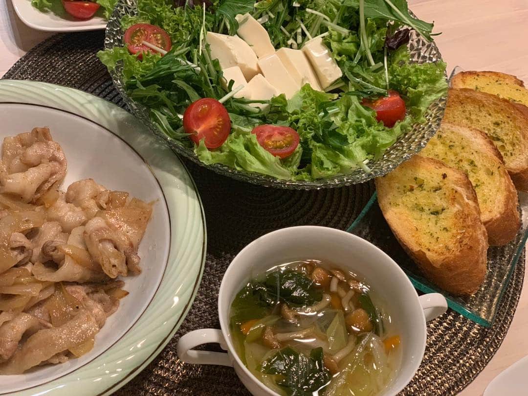 Yun chiさんのインスタグラム写真 - (Yun chiInstagram)「誰かのために作るご飯🍲 . . . 誰かと一緒に食べるご飯🥗 . . . 手の込んだものじゃないけどさ、その時間も含めて美味しいなぁ🥖 . . . #ごはん#よるごはん#ゆんちごはん#foodie#foodstagram#food#instafood#dinner#friends」3月24日 23時45分 - _yun_chi_