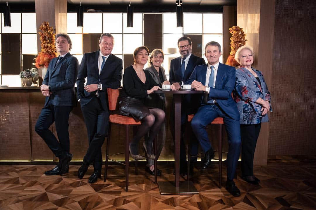 LVMHさんのインスタグラム写真 - (LVMHInstagram)「The @bulgariofficial Executive Committee gathered around Jean-Christophe Babin, Chairman & CEO of the Roman Maison, inside their booth, a piece of Rome brought by Bulgari to Switzerland during Baselworld 2019. - 📷: @gabrieldelachapelle - #Baselworld #Baselworld2019 #Basel #watches #watchmaking #LVMH #Bulgari #bvlgari #serpentiseduttori #octo #octofinissimo #BVLGARIBASELWORLD」3月24日 23時48分 - lvmh