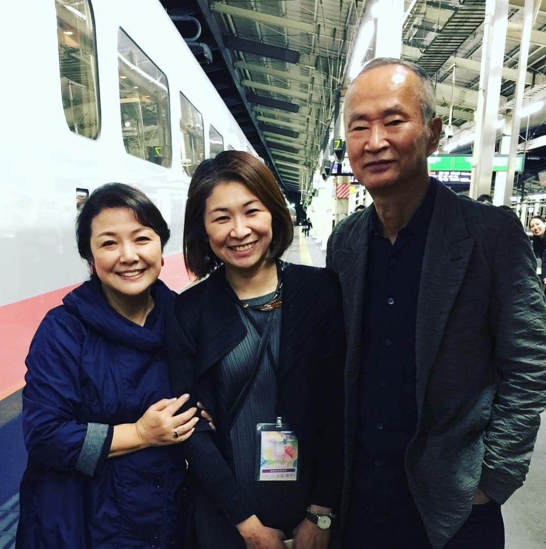 原日出子さんのインスタグラム写真 - (原日出子Instagram)「今日は 高崎映画祭の授賞式でした✨たくさんの映画の中から 「鈴木家の嘘」を選んで頂き そして最優秀主演女優賞に私を選んで頂き✨ 本当に 本当にありがとうございました😊 女優生活40年目にして このような賞を頂くことができ 感無量です‼️ 今日までの 全ての出逢いに感謝します。 どれ一つ欠けても 今の自分はいないと思います。 これを励みに ますます精進して参りたいと思います。 授賞式の様子は 映画祭のホームページなどで 発表されると思いますので ぜひご覧くださいね💖 #高崎映画祭 #鈴木家の嘘 #最優秀主演女優賞 #野尻克己 #木竜麻生 #原日出子」3月24日 23時58分 - hara_hideko