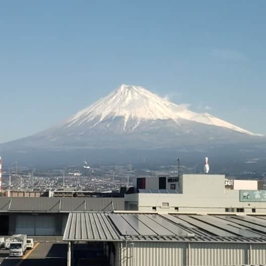 桂團治郎さんのインスタグラム写真 - (桂團治郎Instagram)「もうすぐ「上方ルーキーズ」が放送されます！  皆さん是非ご覧下さい！ 0時10分からNHKです！！ ちなみに写真は今朝の富士山です！ 久々こんな綺麗に富士山見れた*\(^o^)/*」3月24日 23時58分 - danjirokatsu