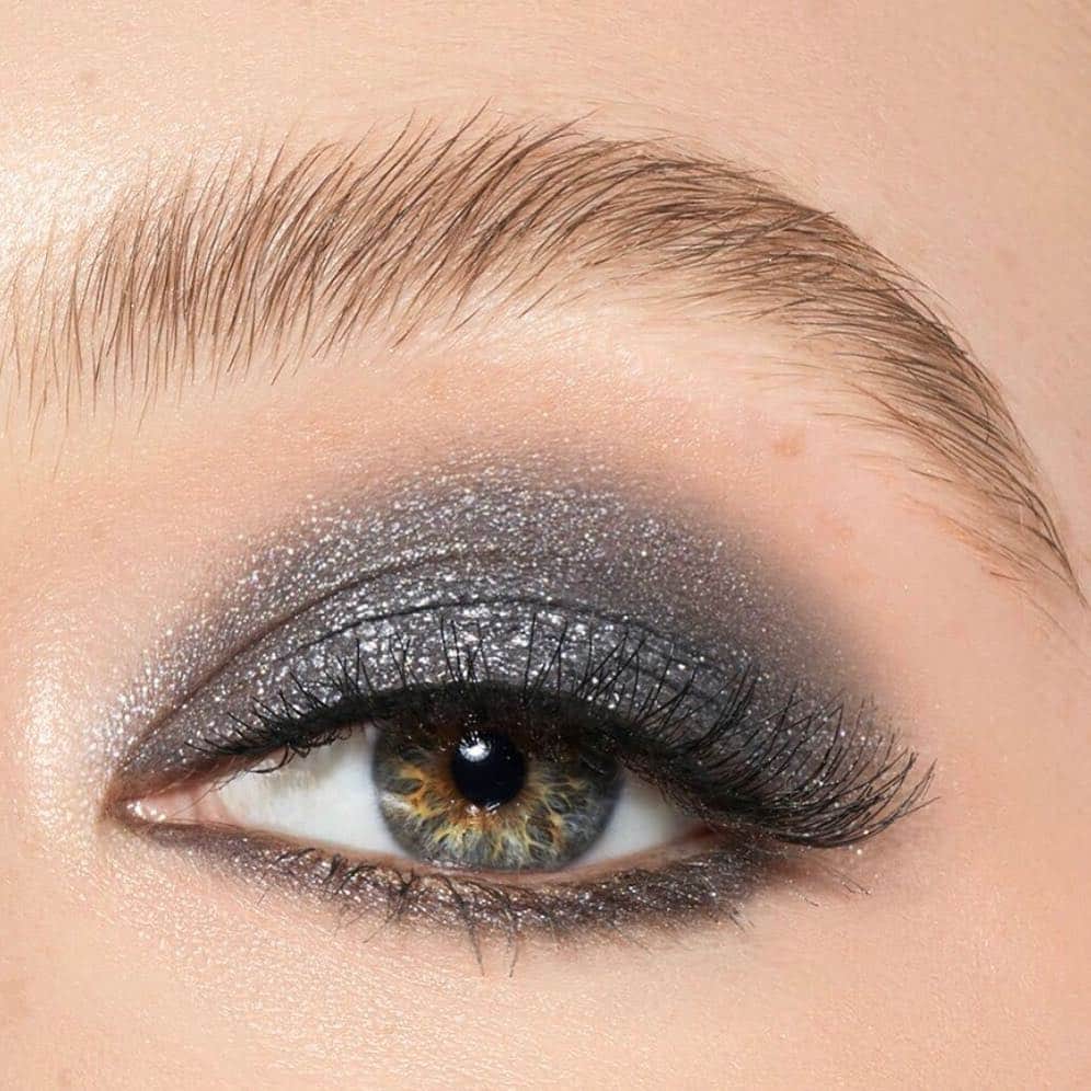 Kylie Cosmeticsさんのインスタグラム写真 - (Kylie CosmeticsInstagram)「HUNGOVER single shadow 🖤 A beautiful metallic pewter with silver reflects! Kyliecosmetics.com to shop.」3月24日 23時58分 - kyliecosmetics