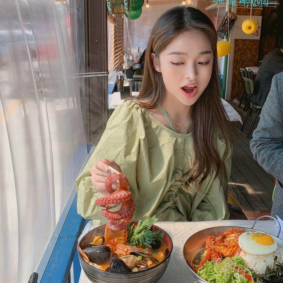 カン・ギョンミンさんのインスタグラム写真 - (カン・ギョンミンInstagram)「푹 자고 눈도 안 떠진 채로  게 🦀 맛있게 먹긔 ,  무너무너무 🐙 맛있당  여수 놀러가면 점심메뉴로 꼭 드셔보시길  #굠민냠냠탐방🍽  #돌문어상회 #룩앳민」3月24日 23時55分 - kkmmmkk