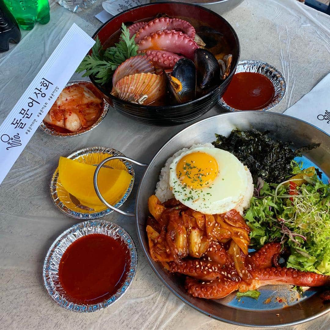 カン・ギョンミンさんのインスタグラム写真 - (カン・ギョンミンInstagram)「푹 자고 눈도 안 떠진 채로  게 🦀 맛있게 먹긔 ,  무너무너무 🐙 맛있당  여수 놀러가면 점심메뉴로 꼭 드셔보시길  #굠민냠냠탐방🍽  #돌문어상회 #룩앳민」3月24日 23時55分 - kkmmmkk