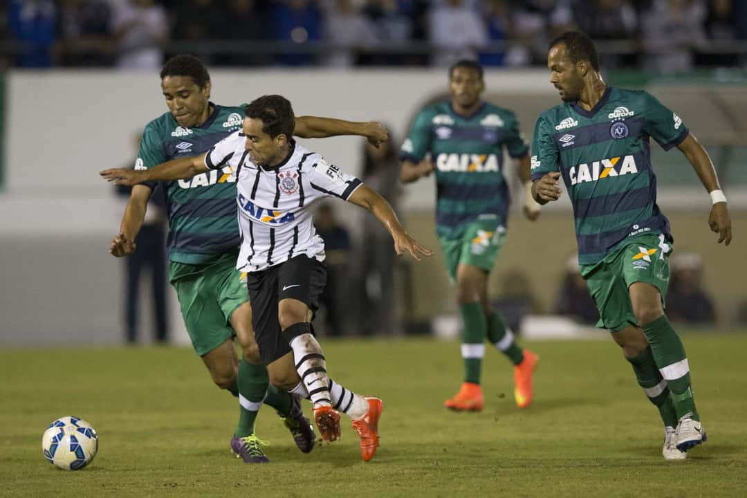 コリンチャンスさんのインスタグラム写真 - (コリンチャンスInstagram)「Em 2015, o Corinthians fez o segundo jogo da trajetória do hexacampeonato brasileiro contra a Chapecoense com vitória por 1 a 0. Em qual estádio o Alvinegro realizou esta partida?!⠀ ⠀ 📸 Daniel Augusto Jr/Agência Corinthians⠀ ⠀ #VaiCorinthians ⠀」3月24日 23時55分 - corinthians