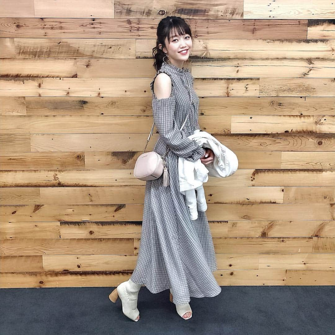 松川菜々花さんのインスタグラム写真 - (松川菜々花Instagram)「YouTubeで着てた私服👗♡ 大好きな @tittyandco_com  首元に黒のリボン付いてたんだけど、私的にガーリー系になっちゃうと思ってポニーのゴムの部分に🎀 肝心なリボン部分撮るの忘れてました。笑  肩が開いてて可愛いんだぁ♡ 春服としてこれから沢山着そう！！ ・ ・ 靴は新しくゲットした @fray_id のブーツ👢 人気すぎてソールドアウトなってたから早くゲットできてよかた♪ ・ ・ ジャケットは @redyazel  です！ 一目惚れして展示会で買っちゃったやつ！！♡ ・ ・ 明後日26日は超十代です！！楽しみー♡♡ ・ ・ 横にスライドしてね！3枚目は動画だよん☆  #tittyandco #ティティーアンドコー  #ファッション #コーデ #春服 #春コーデ  #ワンピース #ワンピ #ロングワンピ  #超十代  #frayid #フライアイディー #ニットブーツ #ブーツ #レディアゼル #ジャケット #白ジャケット #ななコーデ #表参道 #お花見 #お花見コーデ #松川菜々花」3月24日 23時55分 - matsukawa__nanaka