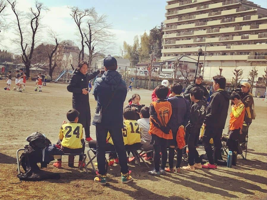 石川直宏さんのインスタグラム写真 - (石川直宏Instagram)「ついに解禁！ 小学校生活最後の大会で優勝し、6年生を送り出したい✨ミッションを達成する為、サポーターとして約2ヶ月間、全力で子供たちと向き合い高め合う事が出来ました🤝 素晴らしい機会、仲間との出会いに感謝🙌 3月30日(土)9:55〜10:25 放送の「ライオンのグータッチ」👊👊 前回までのバレーボール、大山加奈さんの素晴らしい指導でハードルが💦 ただ、個人的には横須賀繋がりからのバトンでご縁を感じます。 放送を是非お楽しみに😉⚽️♪ . #ライオンのグータッチ  #指導 #一体感 #ミッション」3月24日 23時56分 - sgss.18