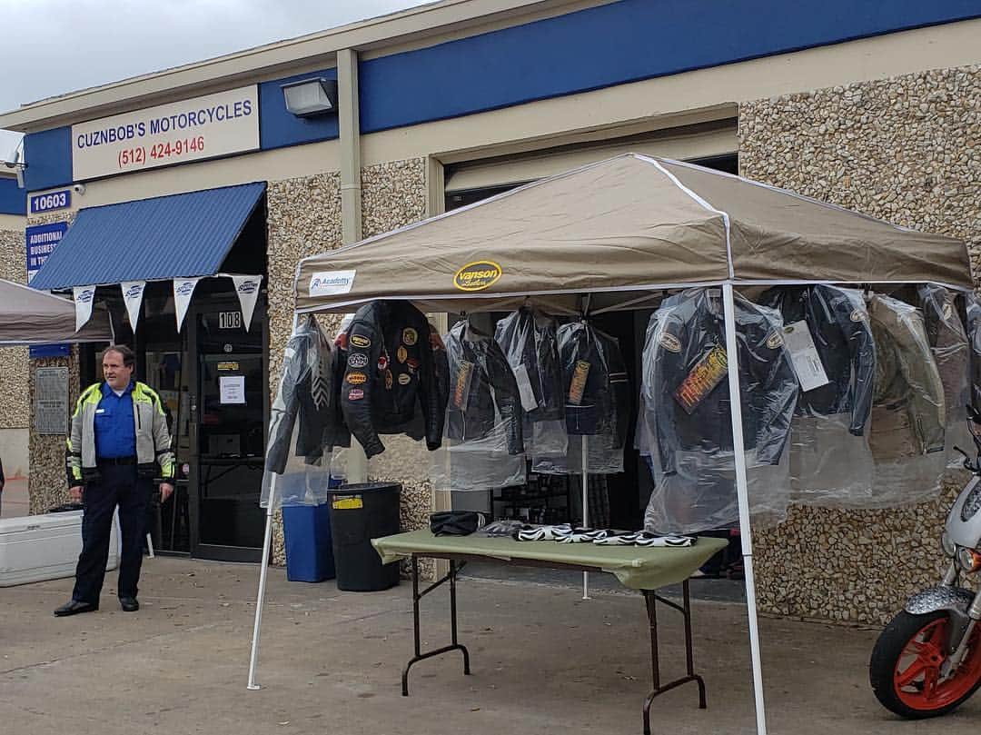 のインスタグラム：「Cuzn Bobs Booth, in Austin, TX @cuznbobs_motorcycles #vansonleathers #comesayhi #heirloomquality #leatherjacket #livemusic #buylocal」
