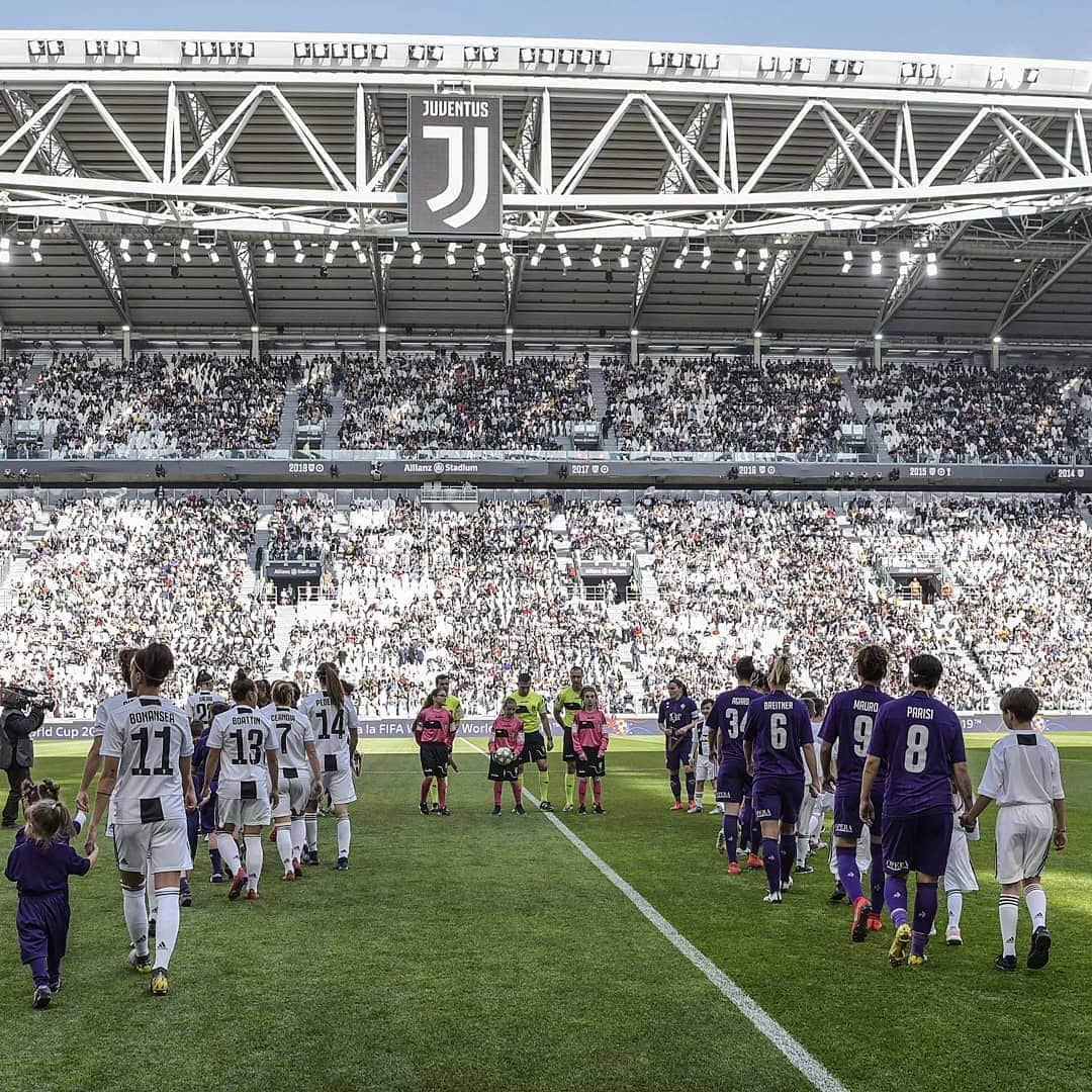 ユヴェントスFCさんのインスタグラム写真 - (ユヴェントスFCInstagram)「A beautiful Allianz Stadium welcomes #JuventusWomen's Première ⚪⚫❤ #JuveFiorentina #FinoAllaFine #ForzaJuve」3月25日 0時06分 - juventus