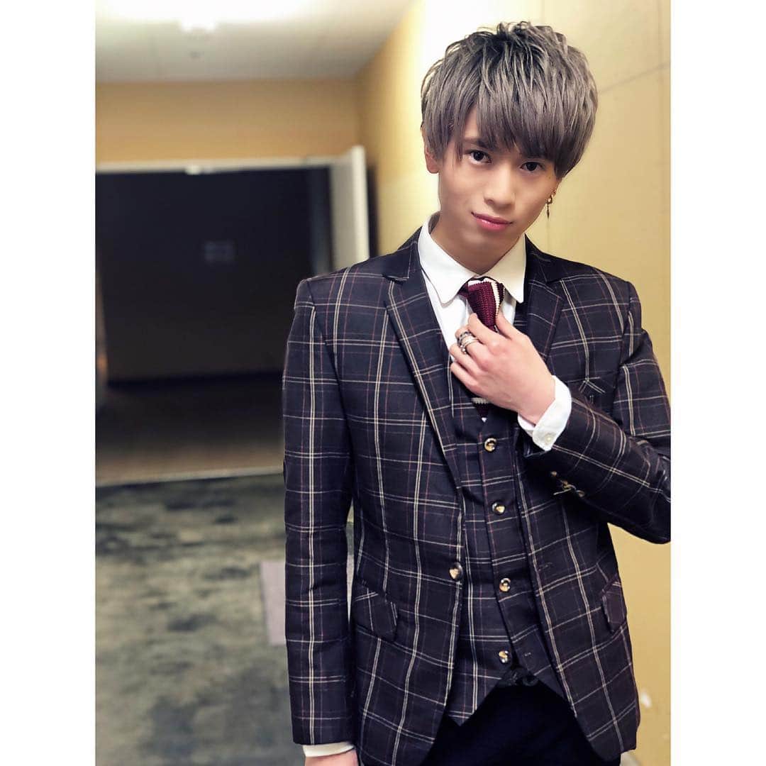 岡田鷹斗のインスタグラム：「本日はガーデン前橋での インストアLIVE ありがとうございました☆ ・ ・ ・ みんなが楽しんでくれる事を前以上に 考えてるのが楽しくて、 またみんなが楽しんでくれるのが とても嬉しい♪♪ ・ ・ ・ 撮影者→ @katsuking_0221 ←さすがです。 ・ ・ ・ #NEVAGIVEUP #DANCEVOCAL #IDOL #MEN #portrait #FASHION #LOVEME #PHOTO #KING #FACE #goldhair #gunma  #ネバギブ #ダンスボーカル #アイドル #イケメン #服装 #フォローお願いします #写真  #金髪 #岡田鷹斗 #前橋 #群馬県 #ガーデン前橋 #王子 #日曜日  #ポートレート」