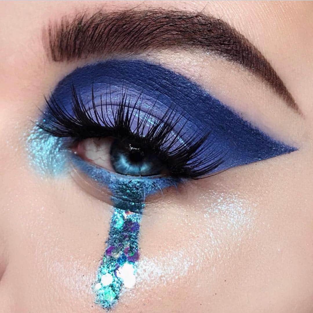 Jeffree Star Cosmeticsさんのインスタグラム写真 - (Jeffree Star CosmeticsInstagram)「I’M BLUE 💧💧 This eye catching blend by @wckdbitch uses 4 #velourliquidlipstick shades including ‘Diamond’ & ‘I’m Royalty’ along with #SupremeFrost shade ‘Hypothermia’ ❄️❄️ #jeffreestarcosmetics #highlighter #blueblood」3月25日 0時00分 - jeffreestarcosmetics