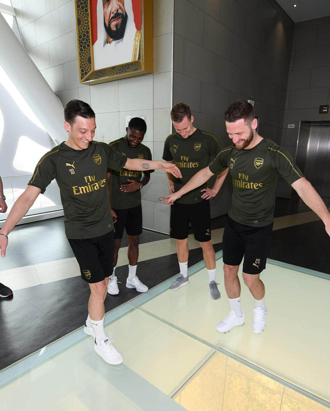 エミレーツ航空さんのインスタグラム写真 - (エミレーツ航空Instagram)「@Arsenal players @M10_official, @BerndLeno1, @Ains_mn and @ShkodranMustafi were treated to a tour of Dubai, making their first stop at the Dubai Frame to enjoy panoramic views of the city. @Citysightseeing_Dubai #ArsenalInDubai #FlyEmiratesFlyBetter」3月25日 0時00分 - emirates