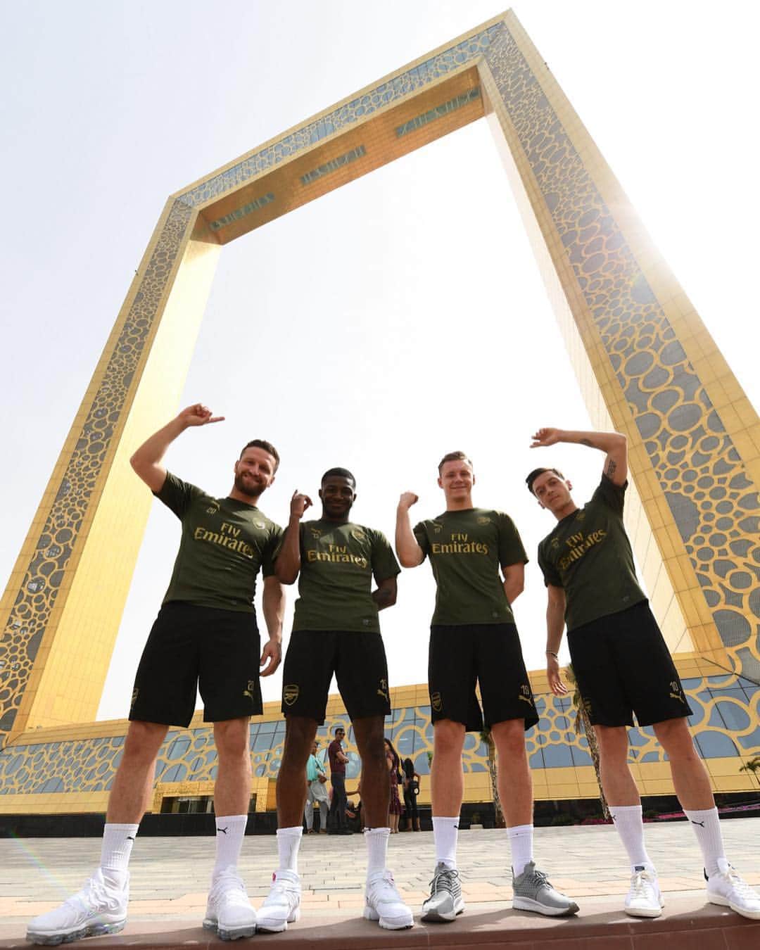 エミレーツ航空さんのインスタグラム写真 - (エミレーツ航空Instagram)「@Arsenal players @M10_official, @BerndLeno1, @Ains_mn and @ShkodranMustafi were treated to a tour of Dubai, making their first stop at the Dubai Frame to enjoy panoramic views of the city. @Citysightseeing_Dubai #ArsenalInDubai #FlyEmiratesFlyBetter」3月25日 0時00分 - emirates