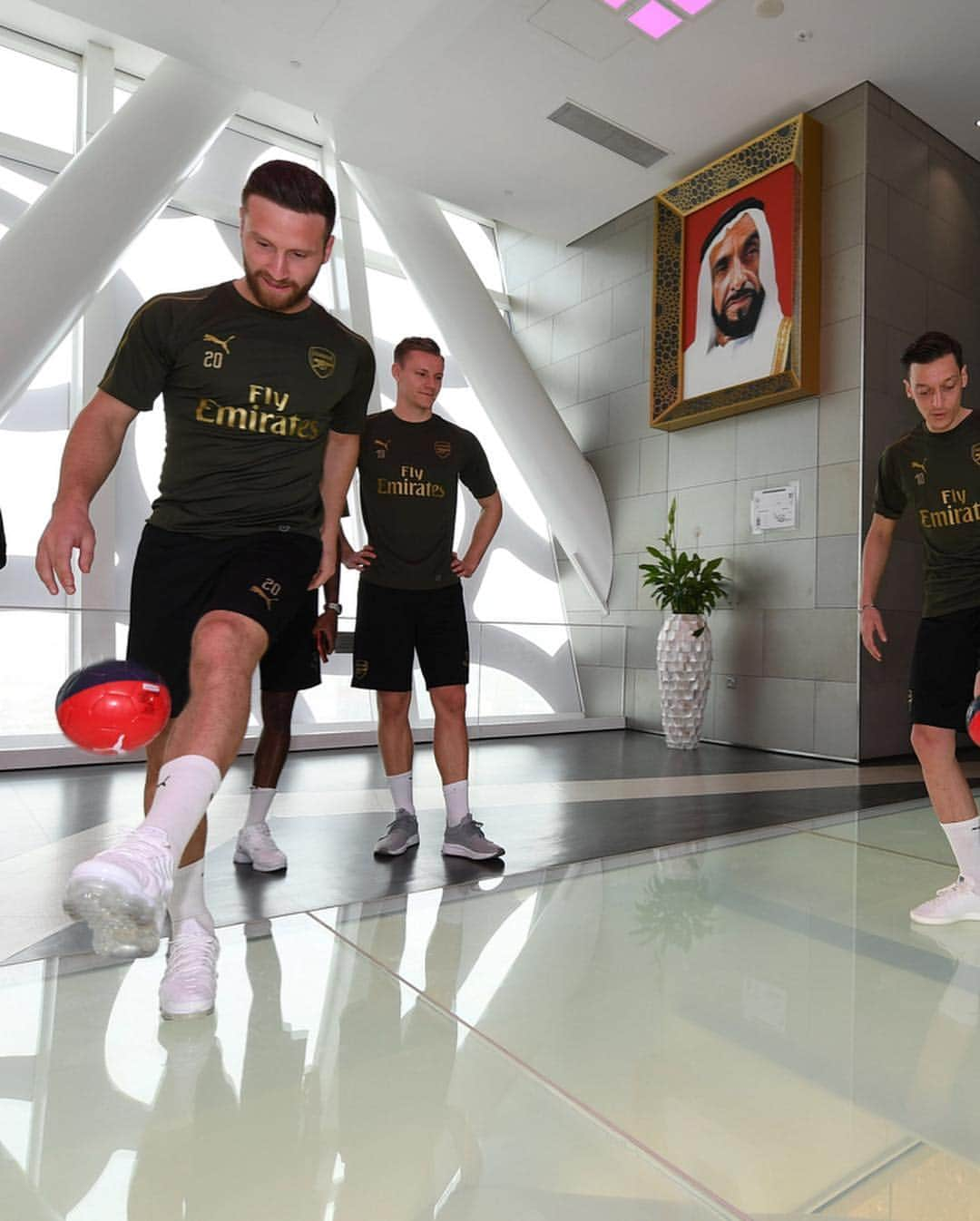 エミレーツ航空さんのインスタグラム写真 - (エミレーツ航空Instagram)「@Arsenal players @M10_official, @BerndLeno1, @Ains_mn and @ShkodranMustafi were treated to a tour of Dubai, making their first stop at the Dubai Frame to enjoy panoramic views of the city. @Citysightseeing_Dubai #ArsenalInDubai #FlyEmiratesFlyBetter」3月25日 0時00分 - emirates