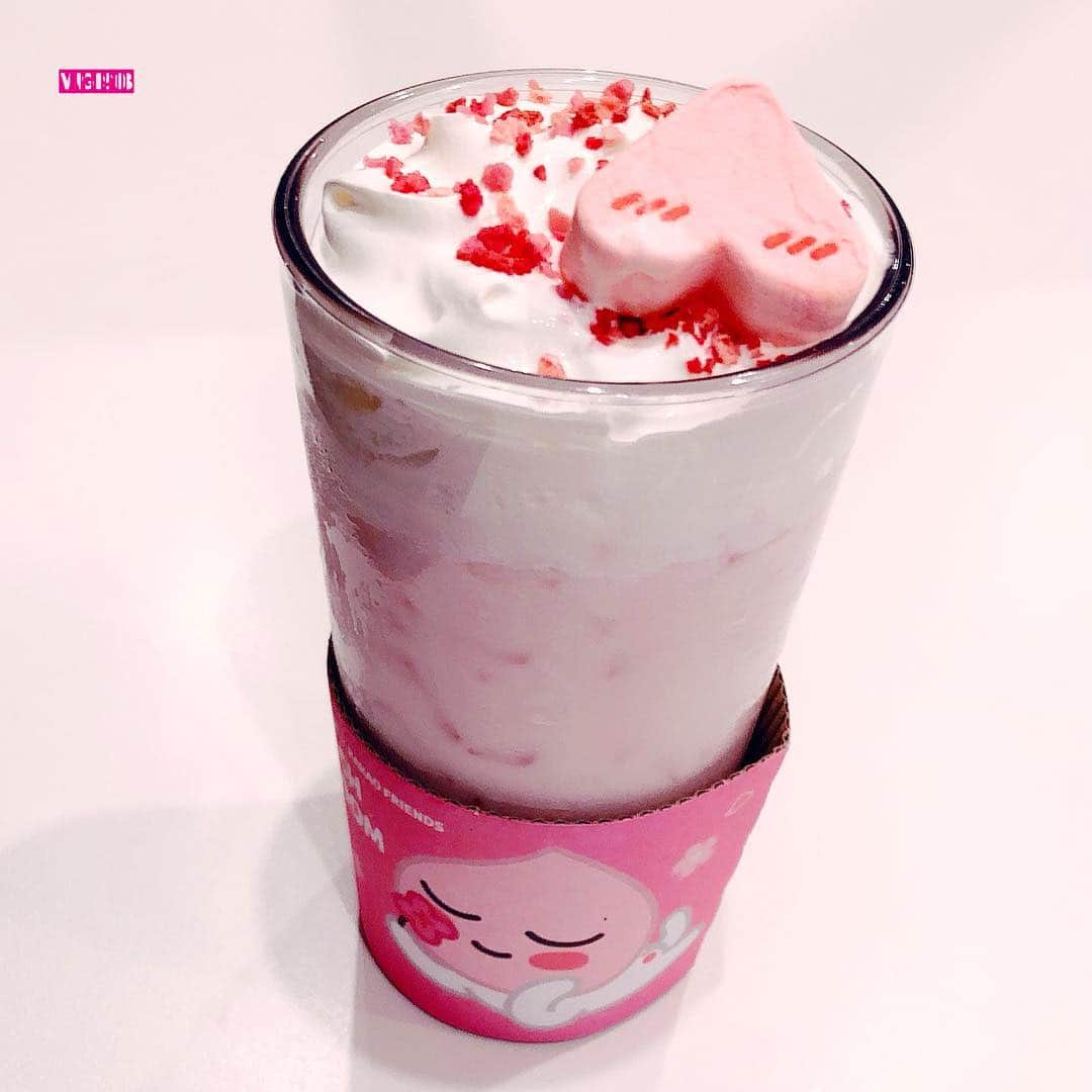のインスタグラム：「. . お尻みたいな 笑 ハートはマシュマロ♡ . . カカオフレンズのアピーチとのコラボドリンクは桜味♡ . . #어피치블러썸라떼 #이디야커피  #카페스타그램 #인스타푸드 #푸드스타그램 #먹스타그램 #맛스타그램 #먹방 #맛집 #소통 #맞팔 #어피치 #카카오프렌즈  #カフェスタグラム #食べスタグラム #おしゃれカフェ #ソウルカフェ #かわいい  #cafestagram #instafood #foodstagram #seoulcafe #ediyacoffee #apeach #apeachblossomlatte #lovely #kawaii」