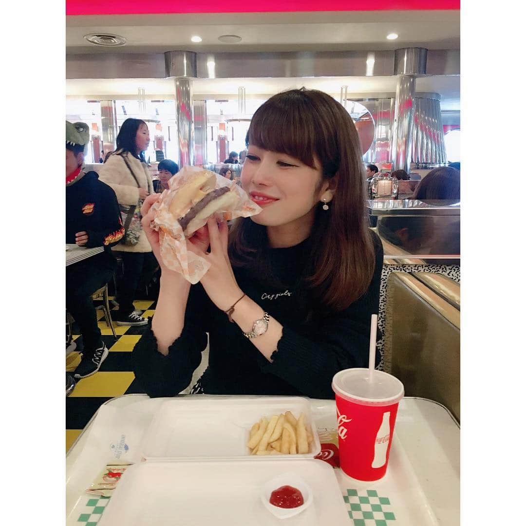 梅山茜さんのインスタグラム写真 - (梅山茜Instagram)「. ＊久しぶりのUSJ〜食べ物編〜＊ . 実家が大阪にあると、ご飯を中々 パーク内で食べることはないんだけど この日はとことんユニバを楽しもう🎢！ ということで久しぶりにメルズ・ドライブインへ🚗 ここのハンバーガーは肉肉しくて美味しい🍖 ユニバでランチする時って 結構な確率でここが多いかも🤔🤔 小学6年生の卒業遠足でも学校でユニバ来たけど その時もみんなでここで食べた😋 そしていつもチーズバーガーな気がする🍔 ポテトもめちゃうまです🍟💕 、、、手首につけてる髪ゴム気になる😂（笑） . 明日からまた1週間頑張りましょう✊🏻 . #アナウンサー#女子アナ#ゴジカル#ハンバーガー#チーズバーガー#メルズドライブイン#カフェスタグラム#ユニバ#ユニバーサルスタジオジャパン#コナン#コナンミステリーチャレンジ#ミステリーチャレンジ#コナン好き#工藤新一#四国放送#名探偵コナン#世紀末の魔術師#大阪#徳島#大阪カフェ#cheese#cheeseburger#humburger#usj#cafe」3月25日 0時08分 - umeyama_akane