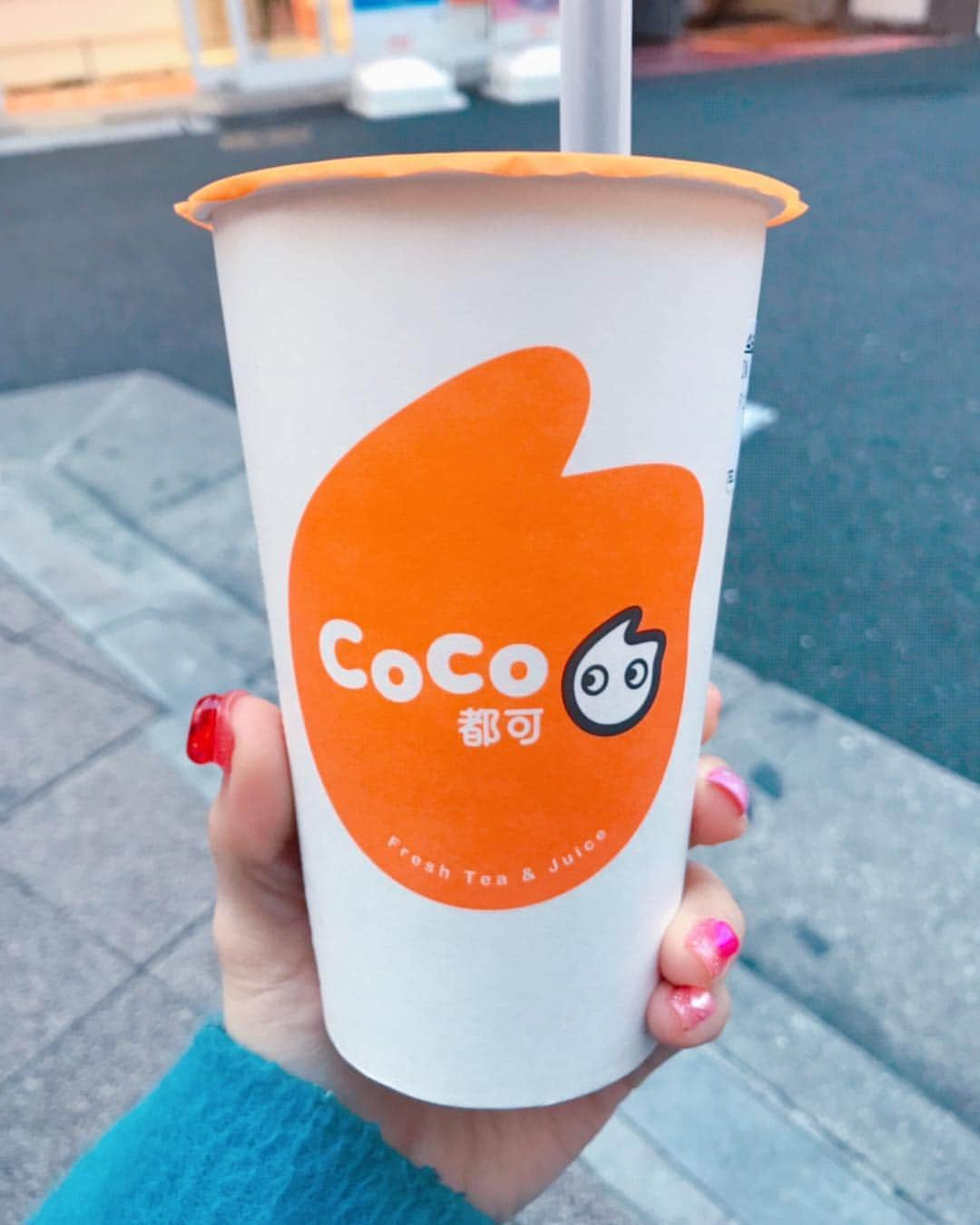 ぱいぱいでか美さんのインスタグラム写真 - (ぱいぱいでか美Instagram)「この前初めてCocoのタピオカ飲んだよ！ ꙳ #coco都可 #タピオカ ꙳ アポカリのライブ終わりにメンバー誘ってタピったよ！ べにンゴとゑりかがついてきてくれた☻ タピオカ大好きだから今のブームずって続いてくれ〜 街中でふらっと飲めるの最高すぎるんじゃ〜 Cocoは量が多いのに安い◎ . ぱいぱいでか美withメガエレファンツ『大恋愛体質』 4/3のリリースまであと10日です！ うおー！ ハイライトのCDが出ます！ってとこ見てね。 近々リリイベ情報もバーっと出すし レコ発のゲストさんも徐々に発表してくよーん！」3月25日 0時10分 - paipaidekami