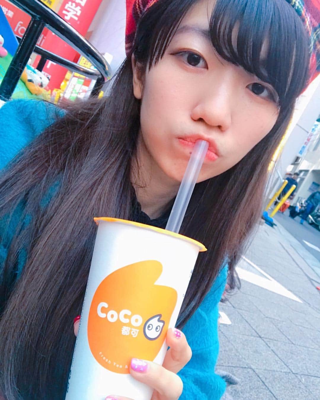 ぱいぱいでか美のインスタグラム：「この前初めてCocoのタピオカ飲んだよ！ ꙳ #coco都可 #タピオカ ꙳ アポカリのライブ終わりにメンバー誘ってタピったよ！ べにンゴとゑりかがついてきてくれた☻ タピオカ大好きだから今のブームずって続いてくれ〜 街中でふらっと飲めるの最高すぎるんじゃ〜 Cocoは量が多いのに安い◎ . ぱいぱいでか美withメガエレファンツ『大恋愛体質』 4/3のリリースまであと10日です！ うおー！ ハイライトのCDが出ます！ってとこ見てね。 近々リリイベ情報もバーっと出すし レコ発のゲストさんも徐々に発表してくよーん！」