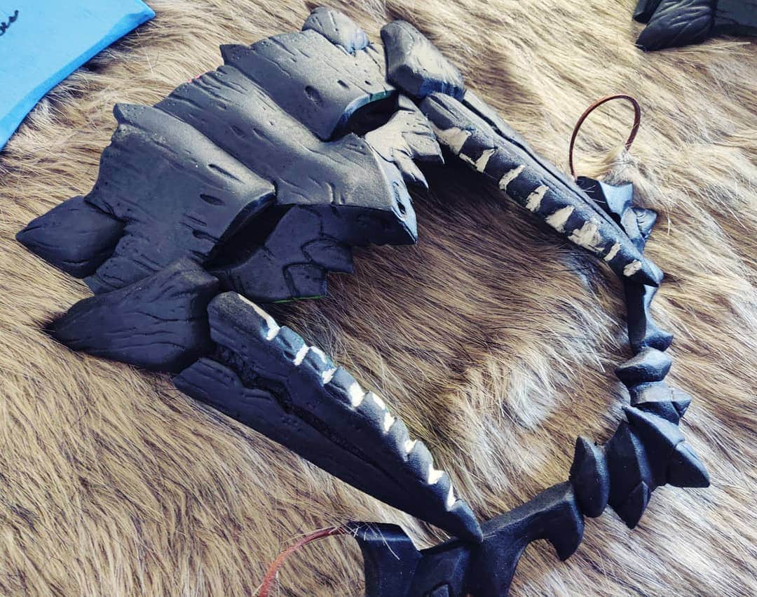 Geheさんのインスタグラム写真 - (GeheInstagram)「SWIPE to see some Barioth armor WIP! I started this project back in August??? Due to university and other projects Barioth has been a very slow build but these past weeks I got on hype mode and made a good progress. These are a few pics of some of that parts that I've done so far, there is still a lot to craft, sand, detail and prime, and I haven't even started painting and weathering yet 😩 But I can say I'm happy with the results so far, specially the sewing I've done so far, I'm very noob at tailoring :__D  #cosplay #MonsterHunter #Barioth #BariothCosplay #WIP」3月25日 0時13分 - geheichou