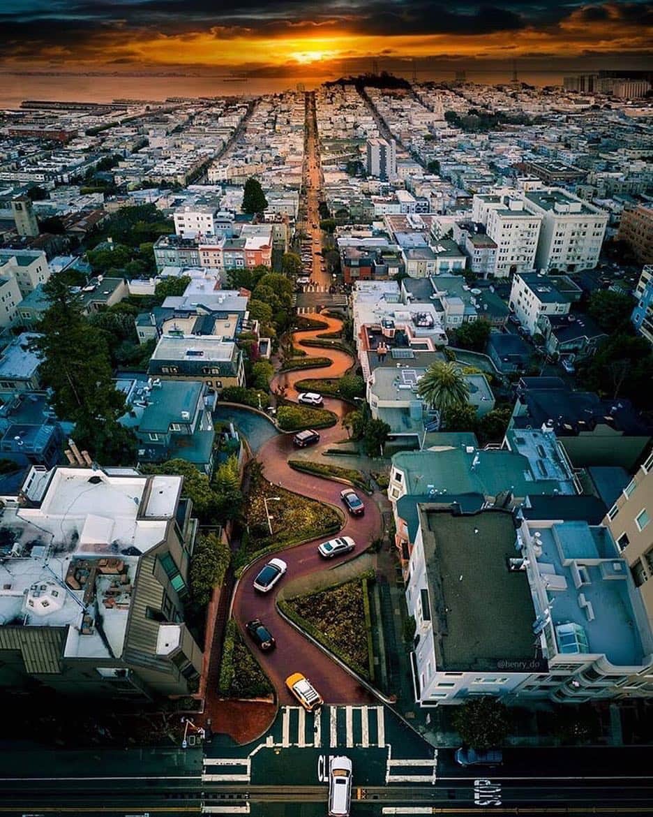 Canon Photographyさんのインスタグラム写真 - (Canon PhotographyInstagram)「This street is CRAZY! Can’t believe someone designed it quite like this. Another amazing sunrise in San Francisco!  Photography | @henry_do  San Francisco, USA  #canon_photos #usa #sanfrancisco #sunrise #sunrisers #sunrise_shotz」3月25日 0時24分 - cpcollectives