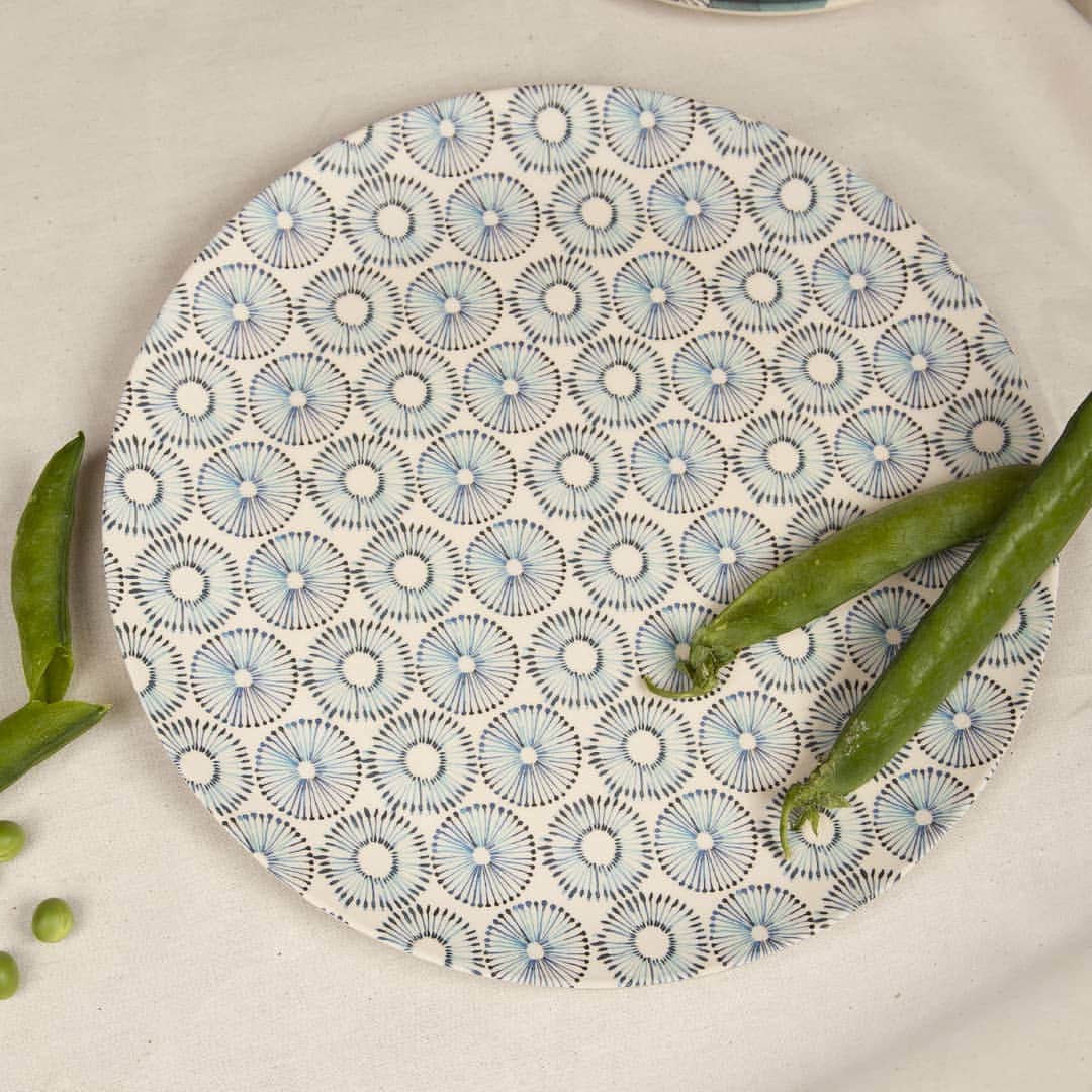 ベンシモンのインスタグラム：「Cette nouvelle assiette en bambou apporte la touche printanière qui manque à ce début de saison. Respectueuse de l’environnement, la fibre de bambou est une matière écologique originaire d’Amérique du Sud et d’Asie qui fait partie des must-have du moment ! 🇬🇧 This new bamboo plate brings the Sprint touch we need at the beginning of this season. Respectful of the environment, the bamboo fiber is an ecological material native to South America and Asia: the must-have! #bamboo #bambou #bensimon #fleurs」