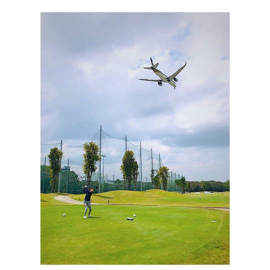 森下千里のインスタグラム：「飛行機✈️好きです。  旅の始まり、はたまた、旅の終わりか。 みーんなにきっとドラマがある、 なんて、思いながら見上げてます。 . . #trip #golf #次の旅はいつかな」