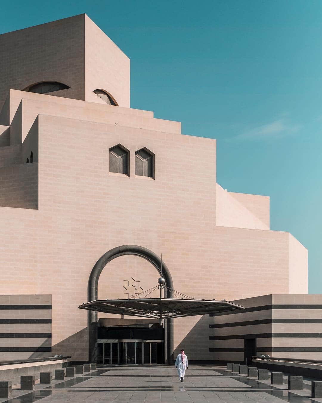 Nicanor Garcíaさんのインスタグラム写真 - (Nicanor GarcíaInstagram)「Music box | Caja de música #nicanorgarcia #travelarchitectures · The Museum of Islamic Art by I. M. Pei is like a set of boxes that lets you intuit the art that it contains. Thank you so much to #INFLOWQatarSummit and #VisitQatar for inviting me to experience Doha #GoingPlacesTogether #KataraHospitality」3月25日 0時21分 - nicanorgarcia