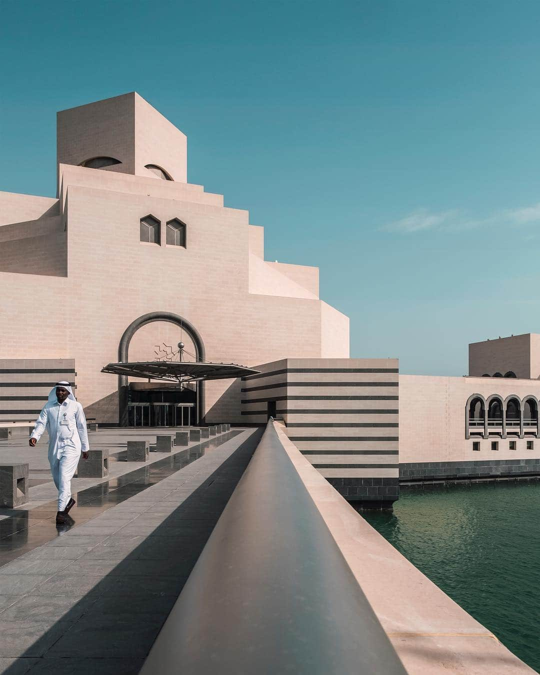 Nicanor Garcíaさんのインスタグラム写真 - (Nicanor GarcíaInstagram)「Music box | Caja de música #nicanorgarcia #travelarchitectures · The Museum of Islamic Art by I. M. Pei is like a set of boxes that lets you intuit the art that it contains. Thank you so much to #INFLOWQatarSummit and #VisitQatar for inviting me to experience Doha #GoingPlacesTogether #KataraHospitality」3月25日 0時21分 - nicanorgarcia