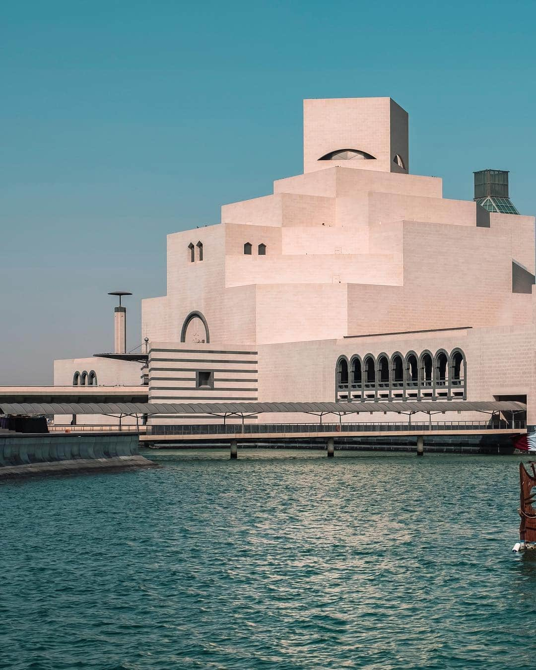 Nicanor Garcíaさんのインスタグラム写真 - (Nicanor GarcíaInstagram)「Music box | Caja de música #nicanorgarcia #travelarchitectures · The Museum of Islamic Art by I. M. Pei is like a set of boxes that lets you intuit the art that it contains. Thank you so much to #INFLOWQatarSummit and #VisitQatar for inviting me to experience Doha #GoingPlacesTogether #KataraHospitality」3月25日 0時21分 - nicanorgarcia