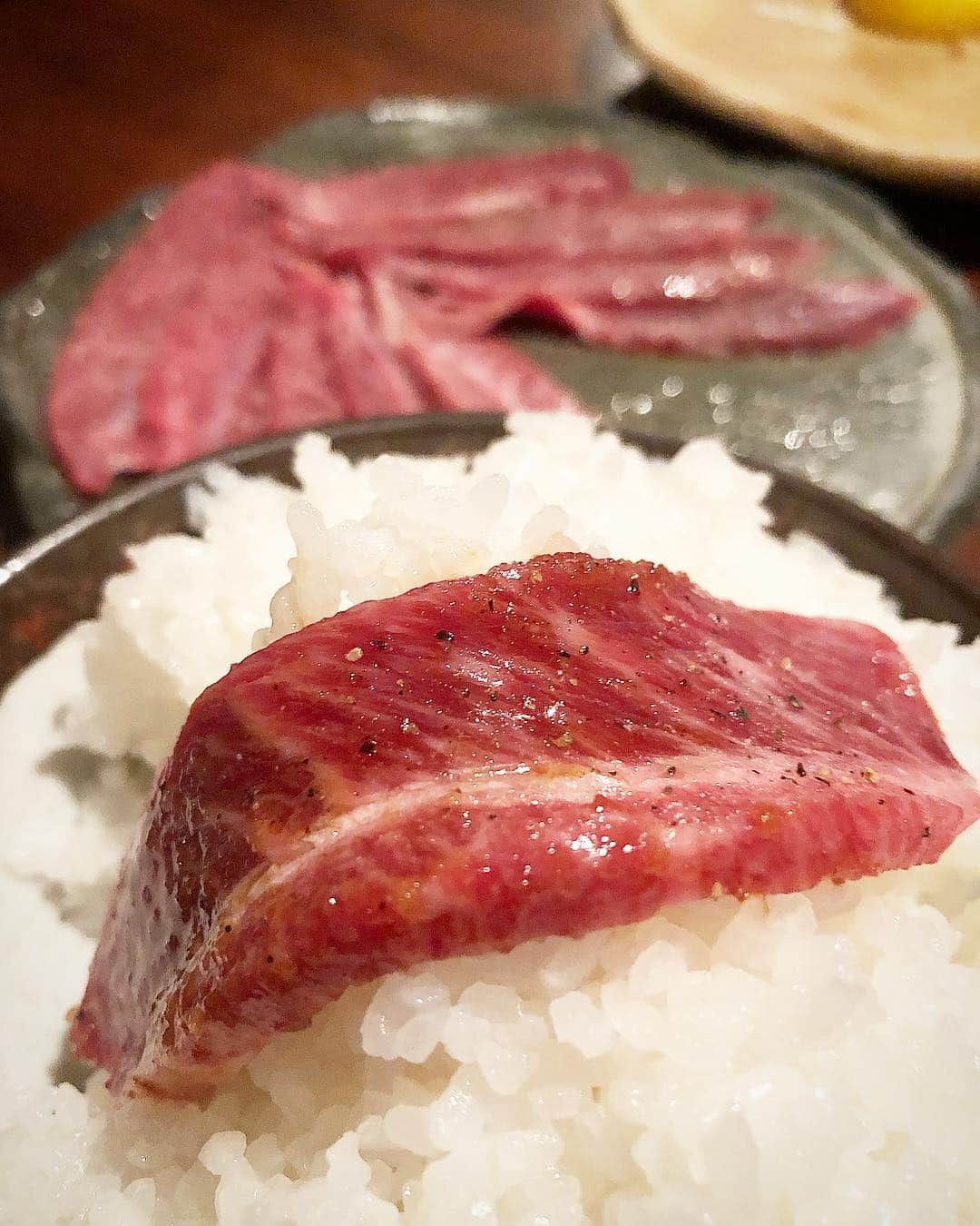 乾雅人のインスタグラム：「焼肉＠恵比寿 先日弊社ディレクターを連れて行った際に「ツラミ、生でイケると思うからニンニク醤油でご飯に載せてみる？」とご自身のツラミはかなり強面の店長の弁。あまりの美味さに倒れた。その後、「乾さんのリアクションが良かったので他のお客さんにも出すようにしてみたら大人気メニューになったよ」と 笑  生で、サッと炙って、よく焼いて…全部ご飯に最高！ コレ、ヤバいから！」
