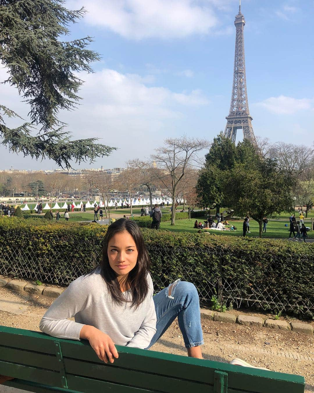 アリゼ・リムさんのインスタグラム写真 - (アリゼ・リムInstagram)「That one bench is my fav spot in town 💆🏻‍♀️💙」3月25日 0時32分 - alizelim