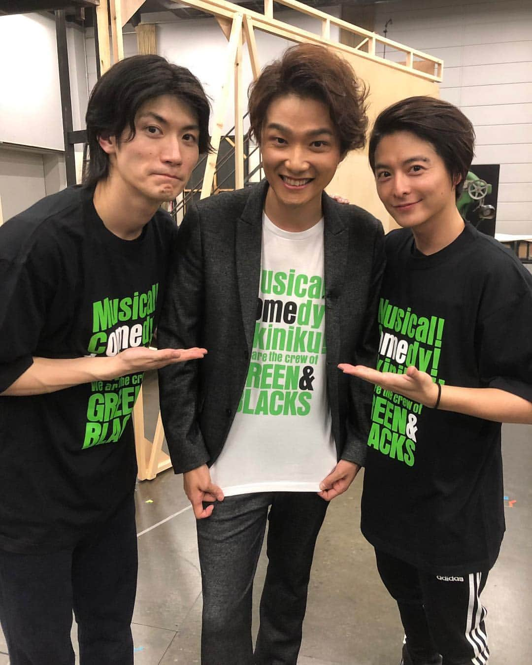 吉田ナオキさんのインスタグラム写真 - (吉田ナオキInstagram)「先日の「グリーン&ブラックス」のロケ💁‍♂️ 楽しいロケでした😄皆さんグリブラTシャツ🙆‍♂️🙆‍♂️ 写真は福田雄一監督より🙋‍♂️ #井上芳雄 #スタイリング #三浦春馬 #小池徹平」3月25日 0時26分 - naokiyoshida_st