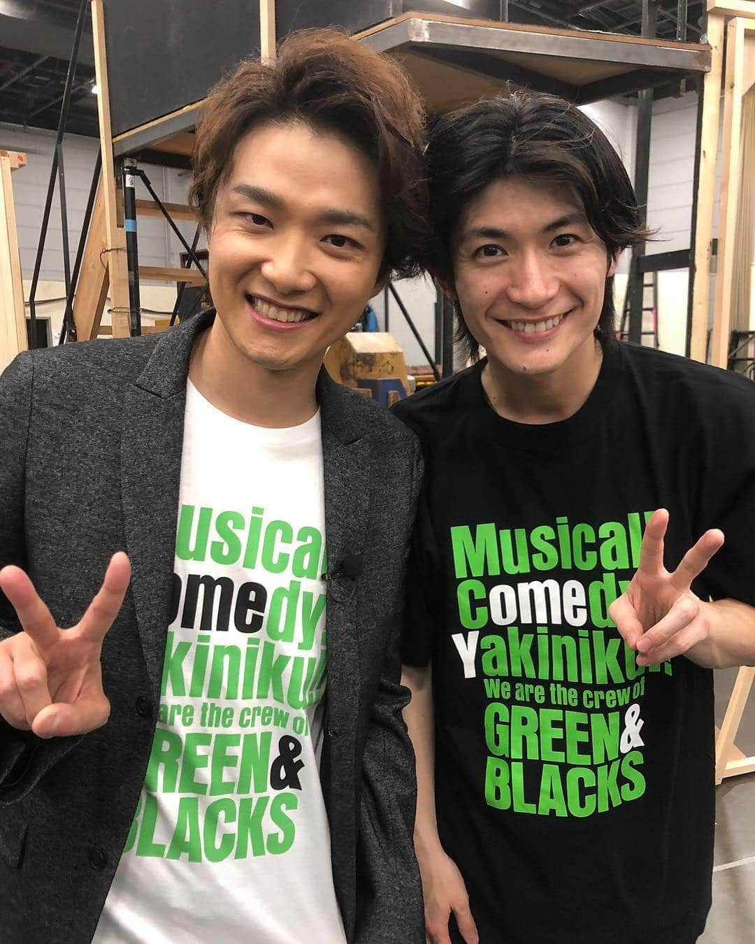 吉田ナオキさんのインスタグラム写真 - (吉田ナオキInstagram)「先日の「グリーン&ブラックス」のロケ💁‍♂️ 楽しいロケでした😄皆さんグリブラTシャツ🙆‍♂️🙆‍♂️ 写真は福田雄一監督より🙋‍♂️ #井上芳雄 #スタイリング #三浦春馬 #小池徹平」3月25日 0時26分 - naokiyoshida_st