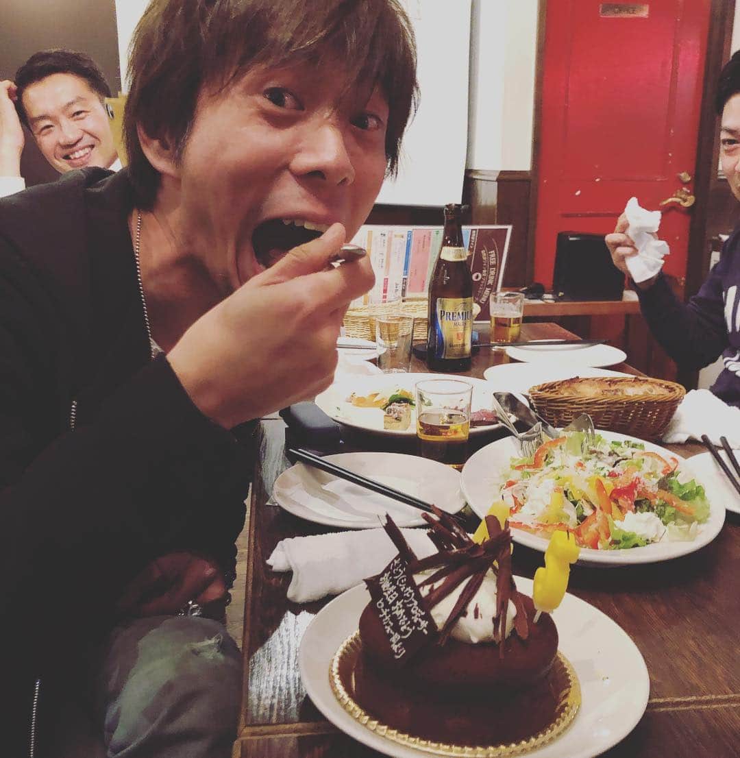 川田裕美さんのインスタグラム写真 - (川田裕美Instagram)「ピーチCAFE佐藤Ｐのお誕生日、みんなでお祝いしました🎵🎂 「載せろー！」と脅されたので、載せます😆笑 45歳おめでとうございます✨😊🎂🎂 #シュガープロデューサー#ケーキでもイジられてる#いつもありがとうございます」3月25日 0時30分 - hiromikawata163