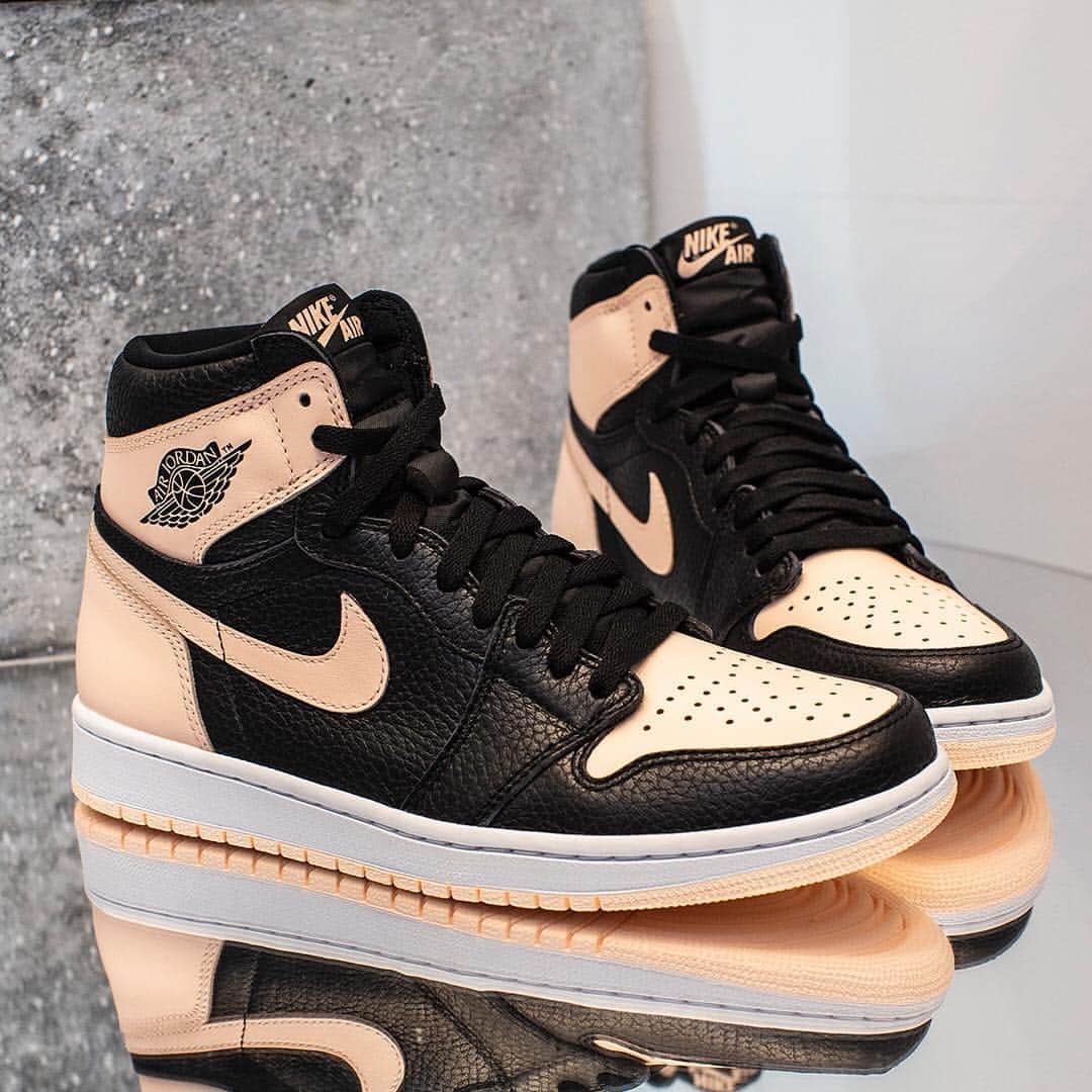 Sneaker Newsさんのインスタグラム写真 - (Sneaker NewsInstagram)「Anyone keen on the Air Jordan 1 Retro High OG “Crimson Tint” dropping in April? For a detailed look, tap the link in our bio.」3月25日 0時35分 - sneakernews