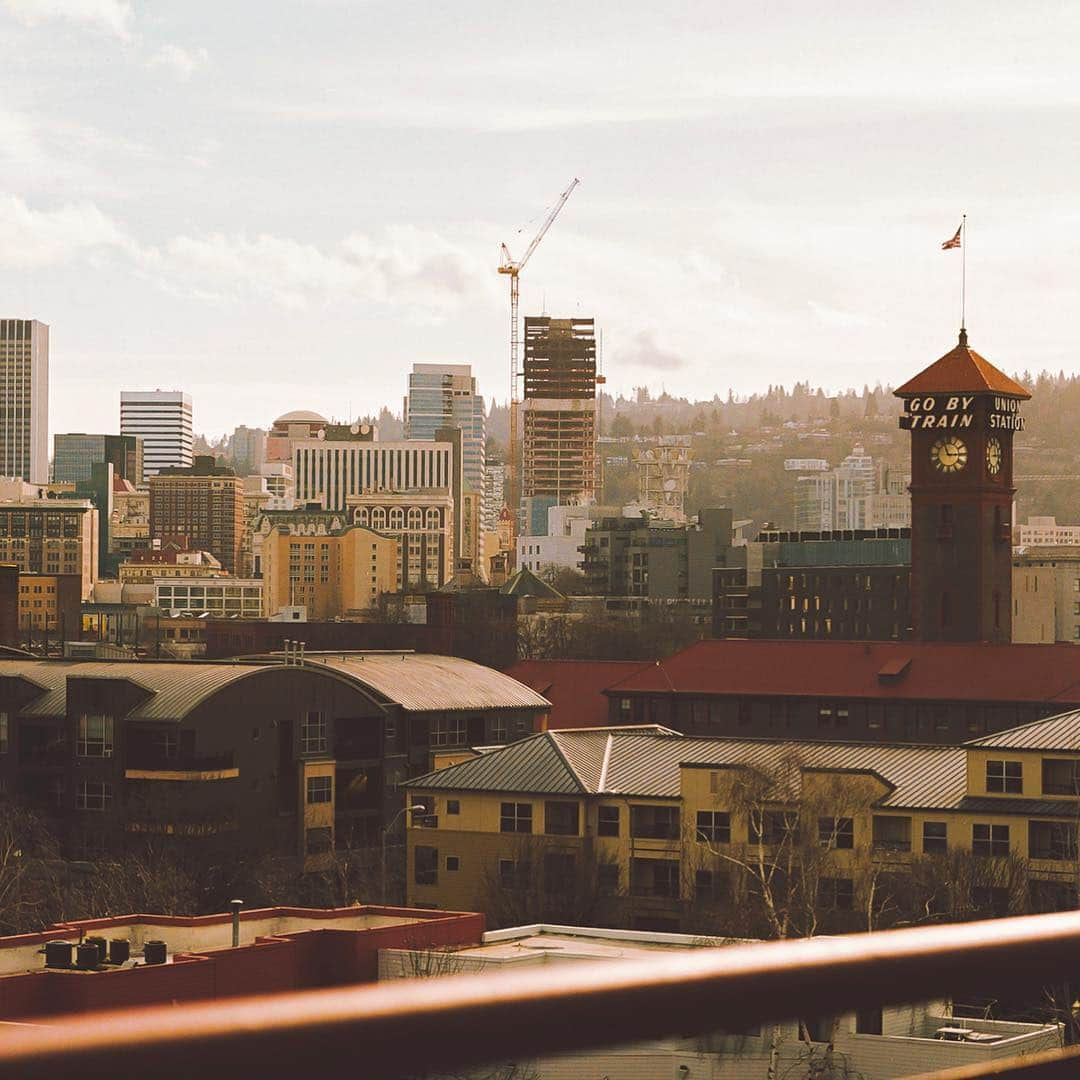 濱田英明さんのインスタグラム写真 - (濱田英明Instagram)「Portland-Astoria, USA, 2014 #pentax67  遠い太鼓に誘われて 私は長い旅に出た 古い外套に身を包み すべてを後に残して  トルコの古い唄の引用からはじまる村上春樹のエッセイが好きで気が向いたときに読み返している。いまつくっている写真集の着想はそこから得ていて題名もその通りにしようと思っている（ちなみに元の題名自体も引用なので孫引きになる）。めくっているうちにどこかへ行きたくなるような、というよりそこにいるような気分の本にしたい。テーマを旅ではなく「距離感」としているのはそれが理由でもある。夏がはじまるころにはこの本を携えていろんな人に会いにいくつもりだ。  #distantdrums遠い太鼓 #2019年7月出版予定」3月25日 0時38分 - hamadahideaki