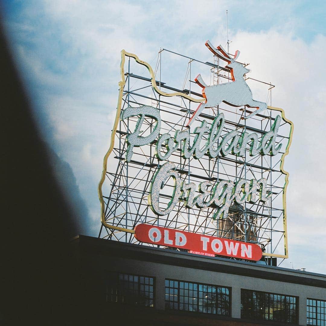 濱田英明さんのインスタグラム写真 - (濱田英明Instagram)「Portland-Astoria, USA, 2014 #pentax67  遠い太鼓に誘われて 私は長い旅に出た 古い外套に身を包み すべてを後に残して  トルコの古い唄の引用からはじまる村上春樹のエッセイが好きで気が向いたときに読み返している。いまつくっている写真集の着想はそこから得ていて題名もその通りにしようと思っている（ちなみに元の題名自体も引用なので孫引きになる）。めくっているうちにどこかへ行きたくなるような、というよりそこにいるような気分の本にしたい。テーマを旅ではなく「距離感」としているのはそれが理由でもある。夏がはじまるころにはこの本を携えていろんな人に会いにいくつもりだ。  #distantdrums遠い太鼓 #2019年7月出版予定」3月25日 0時38分 - hamadahideaki