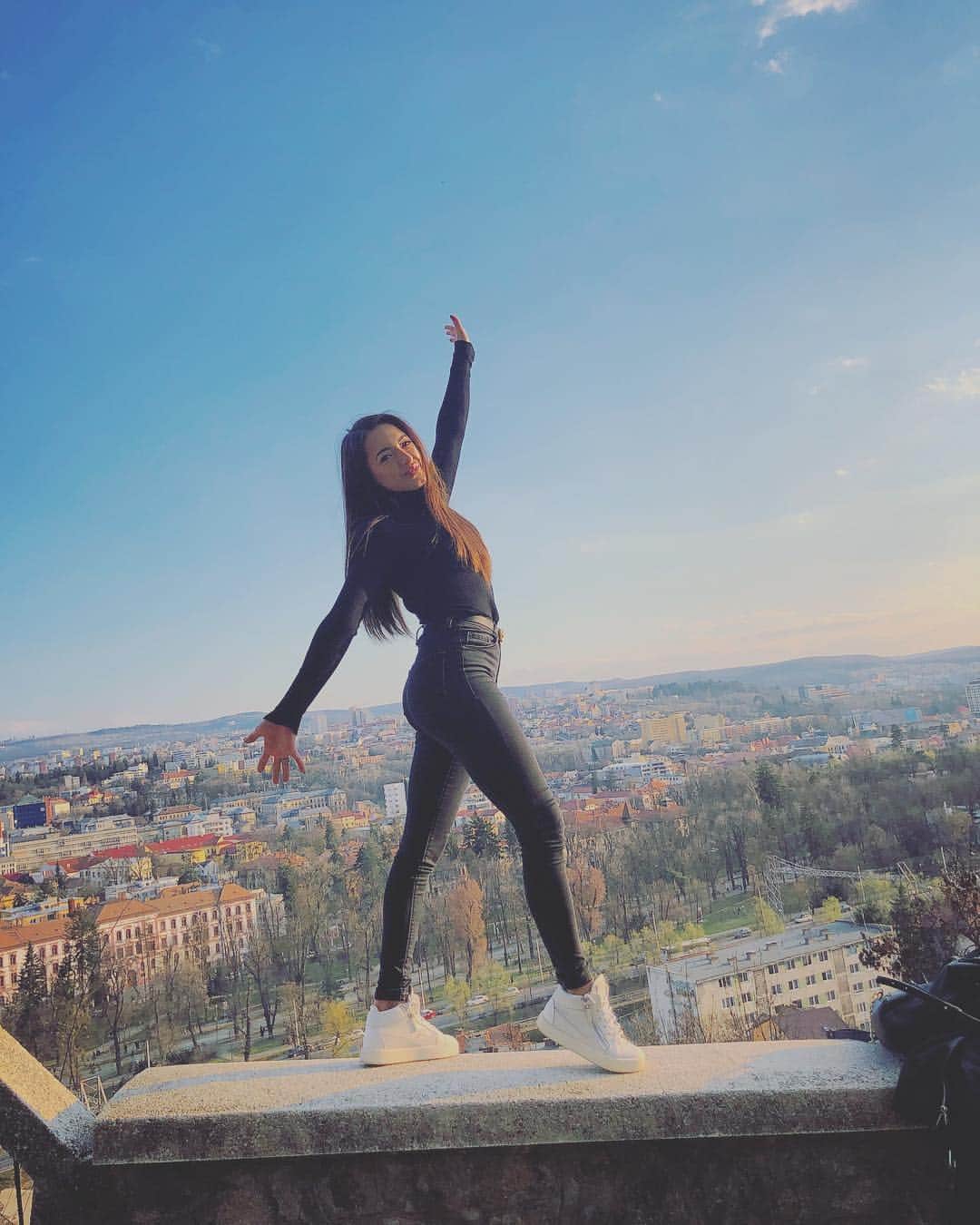 ラリサ・ヨルダケのインスタグラム：「Infuse your life with action. Don't wait for it to happen. Make it happen. Make your own future. Make your own hope. Make your own love. And whatever your beliefs, honor your creator, not by passively waiting for grace to come down from upon high, but by doing what you can to make grace happen... yourself, right now, right down here on Earth. 🧚🏼‍♀️」