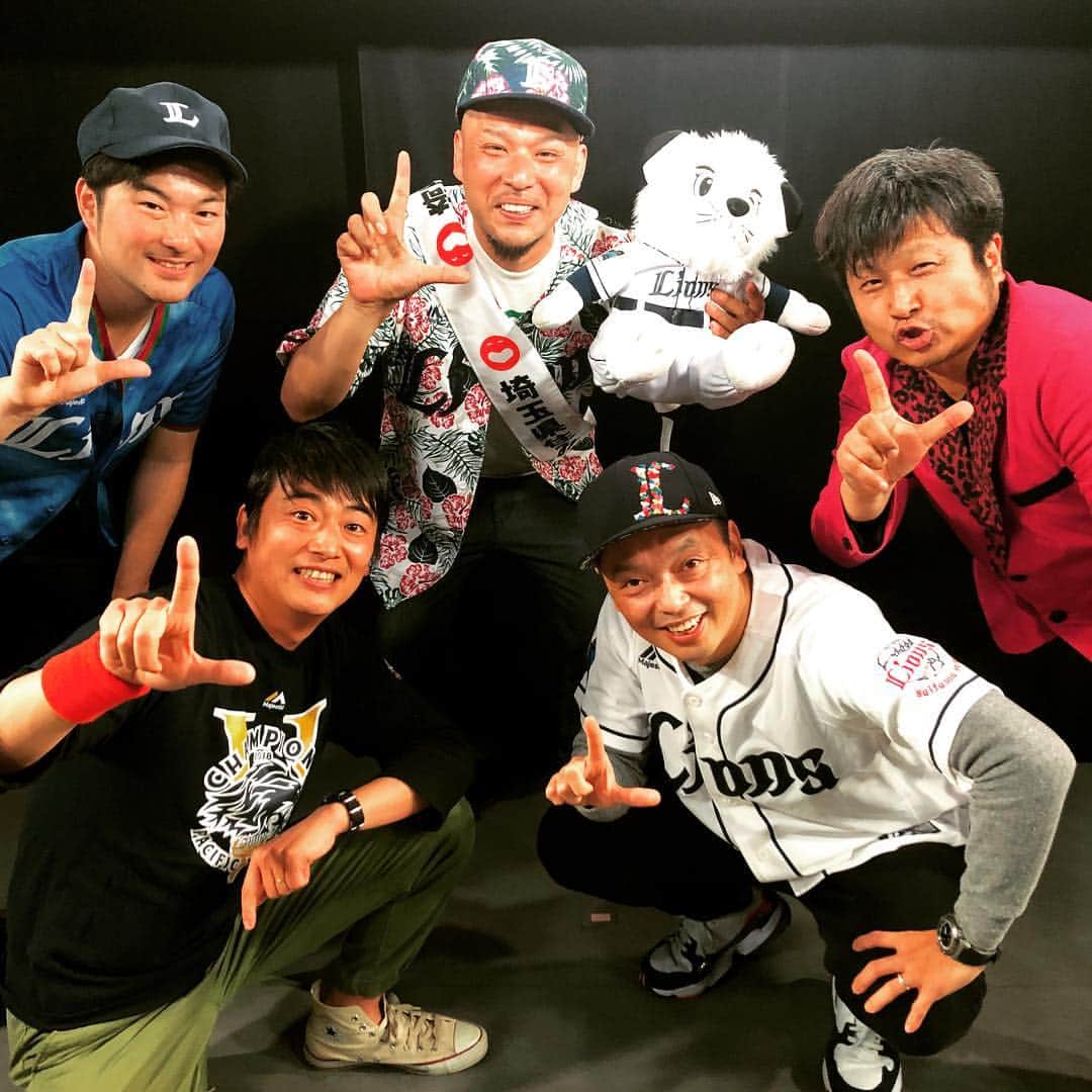 大江健次のインスタグラム：「埼玉西武ライオンズを愛する者の集い@大宮ラクーン劇場。超満員！ずーっと楽しみにしていたライブ90分至福の時間。ライオンズファンの皆様！今年も球場でよろしくお願いします！声かけてくださいね🤙ライオンズファン最高なんです！また次回やりましょう🦁大谷さん、CD買ってくれました泣。圧倒的感謝！  #埼玉西武ライオンズ #seibulions #大宮 #ラクーン #劇場 #ダイノジ大谷 さん #中川家礼二 さん #あさりど堀口 さん #石田しゅうじろう さん #こりゃめでてーな #mckj #野球 #プロ野球大好き #上野晃のモノマネが #20年越しに報われた日笑」