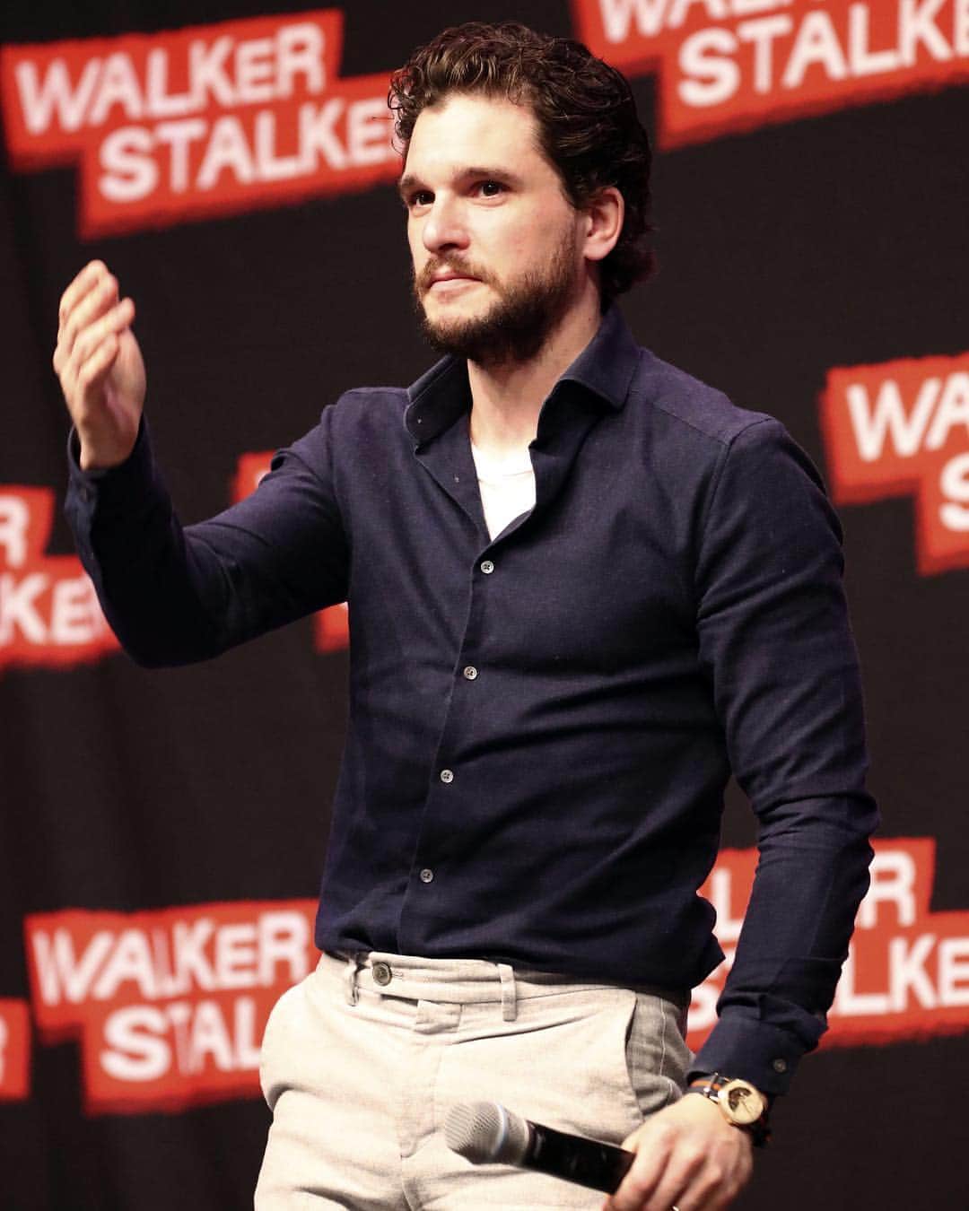 Just Jaredさんのインスタグラム写真 - (Just JaredInstagram)「Kit Harrington hits the stage for a panel during Walker Stalker Con in Berlin. Just a few more weeks until @gameofthrones premieres! #KitHarington Photos: WENN」3月25日 0時43分 - justjared
