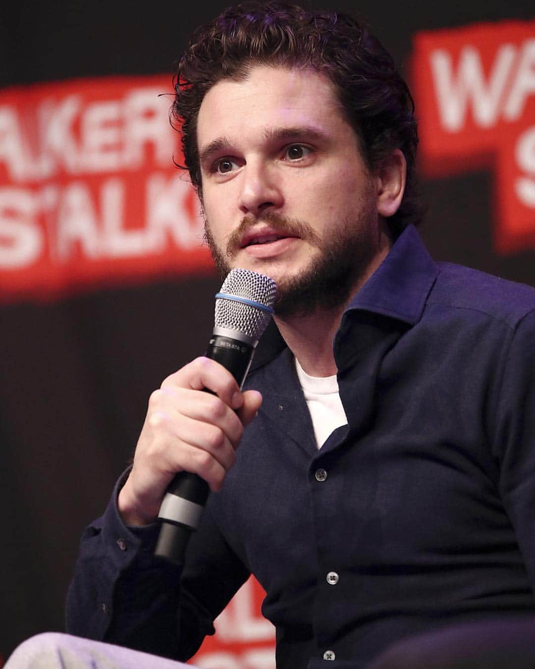 Just Jaredさんのインスタグラム写真 - (Just JaredInstagram)「Kit Harrington hits the stage for a panel during Walker Stalker Con in Berlin. Just a few more weeks until @gameofthrones premieres! #KitHarington Photos: WENN」3月25日 0時43分 - justjared