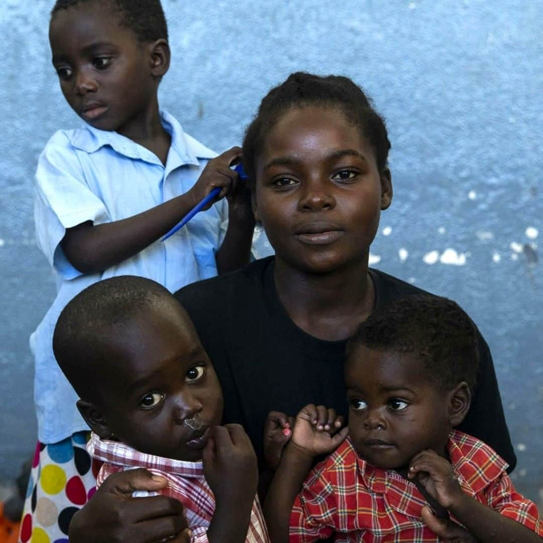 unicefさんのインスタグラム写真 - (unicefInstagram)「Little Nico combs his mother Elesadro’s hair while she holds his brothers Marcus and Armando. Nico and his family are taking shelter in a temporary shelter at a high school in Beira after flooding caused by #CycloneIdai displaced them from their home in the Buzi region of #Mozambique.  #CycloneIdai has left more than 1.6m people in need of urgent aid in Mozambique, #Malawi and #Zimbabwe. © UNICEF/UN0291174/de Wet AFP-Services」3月25日 0時45分 - unicef