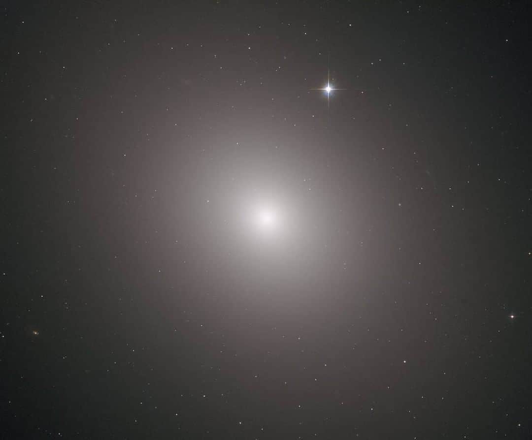NASAさんのインスタグラム写真 - (NASAInstagram)「This little light of mine, I'm gonna let it shine 🌟  Our @NASAHubble Space Telescope captured this fuzzy orb of light — a giant elliptical galaxy filled with an incredible 200 billion stars. At a distance of 56 million light-years and measuring 157,000 light-years across, this was the first member of the Virgo Cluster of galaxies to be discovered, and it is more luminous than any other galaxy at its distance or nearer.  Credit: @europeanspaceagency/Hubble & NASA, J. Blakenslee, P. Cote et al.  #LetYourLightShine #NASA #space」3月25日 0時52分 - nasa