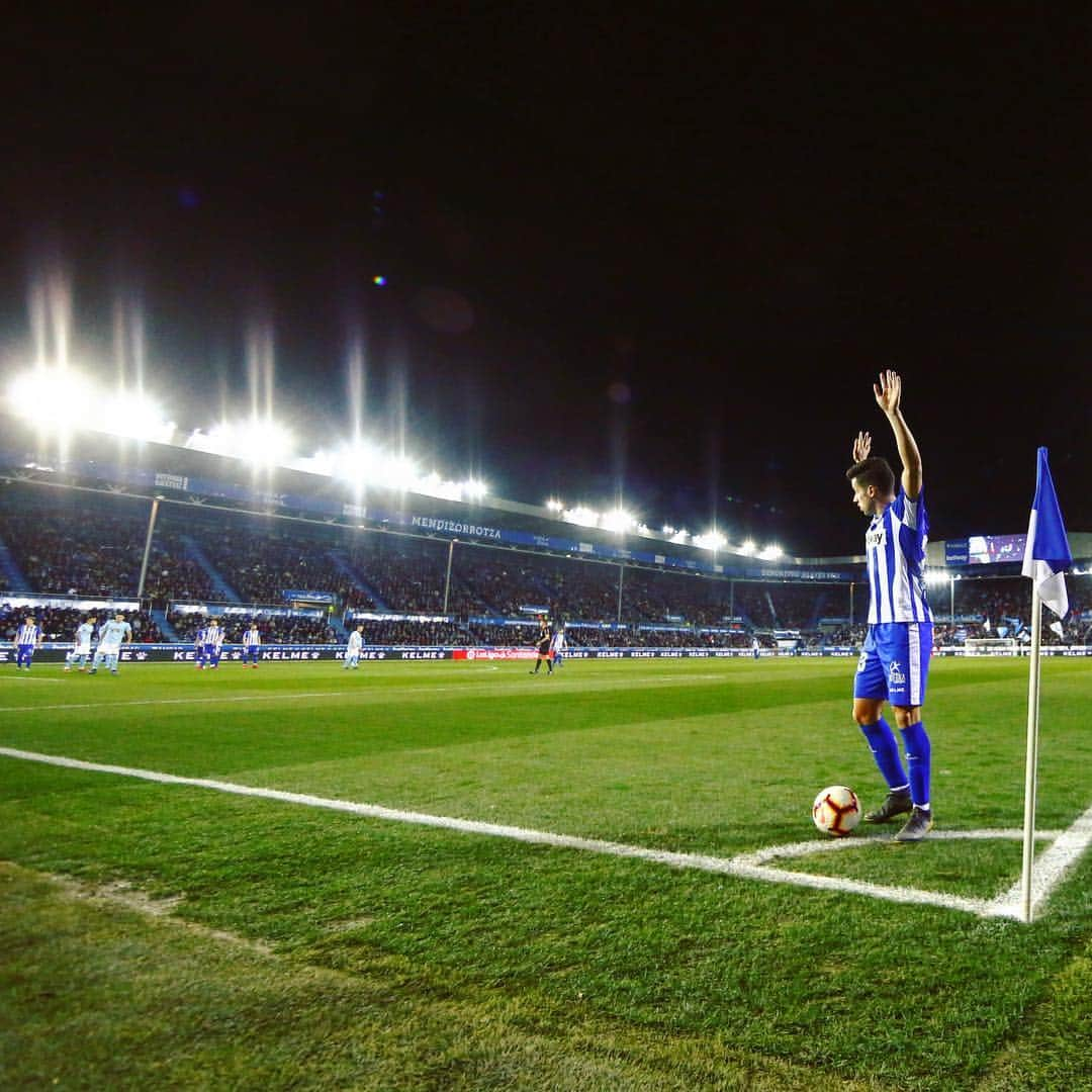 LFPさんのインスタグラム写真 - (LFPInstagram)「Mendizorroza vibes! 🔵 • #Alaves #Jony #Mendizorroza #People #Number #LaLiga #LaLigaSantander」3月25日 6時30分 - laliga